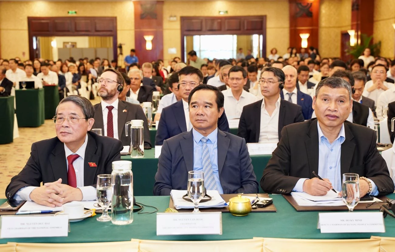 Các đại biểu lắng nghe ý kiến của các chuyên gia trong việc xây dựng Trung tâm tài chính quốc tế tại TP.HCM. Ảnh: THUẬN VĂN
