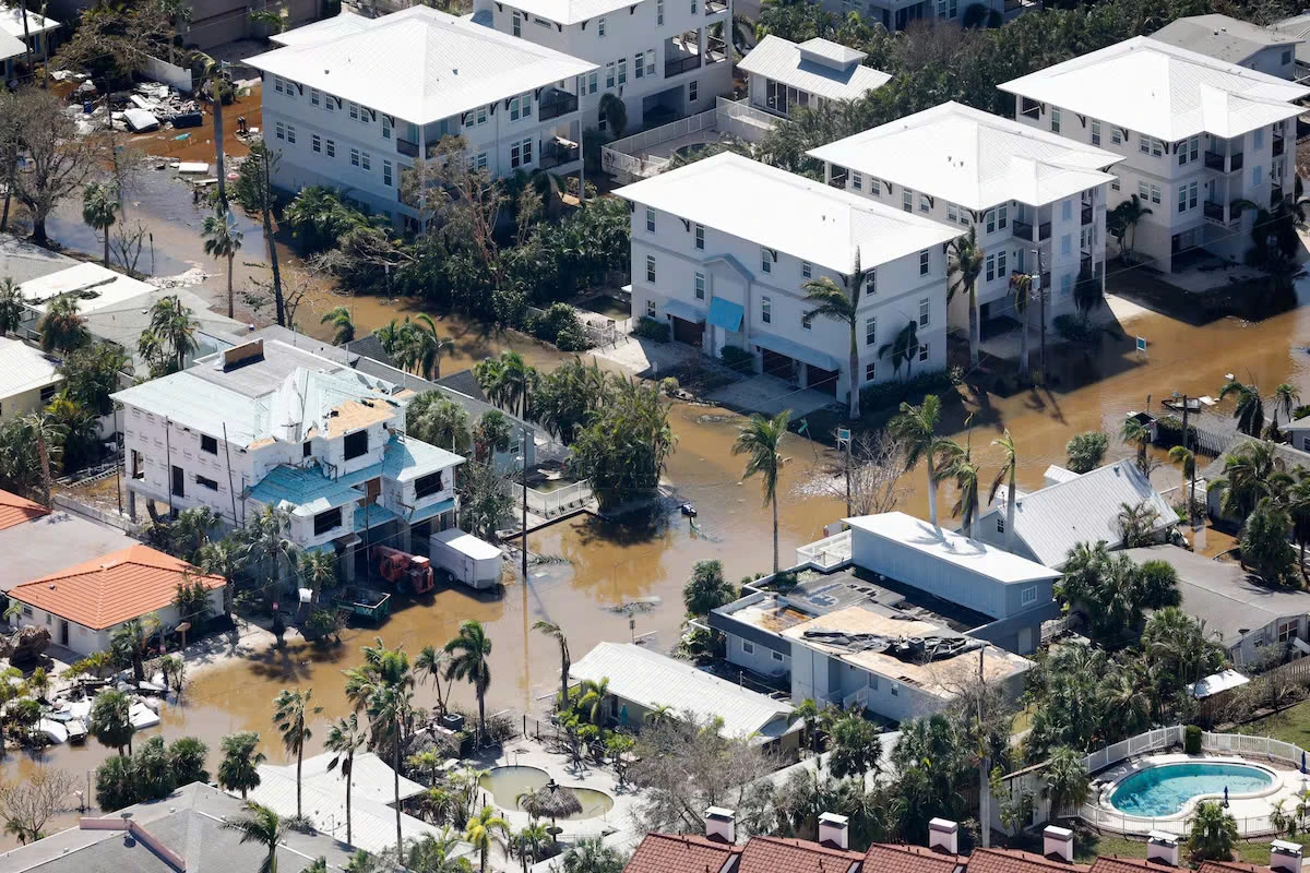 Theo hãng tin Reuters, siêu bão Milton đã tàn phá khắp bang Florida (Mỹ) hôm 10-10, tạo ra lốc xoáy, khiến ít nhất 13 người thiệt mạng và hàng triệu hộ gia đình mất điện.