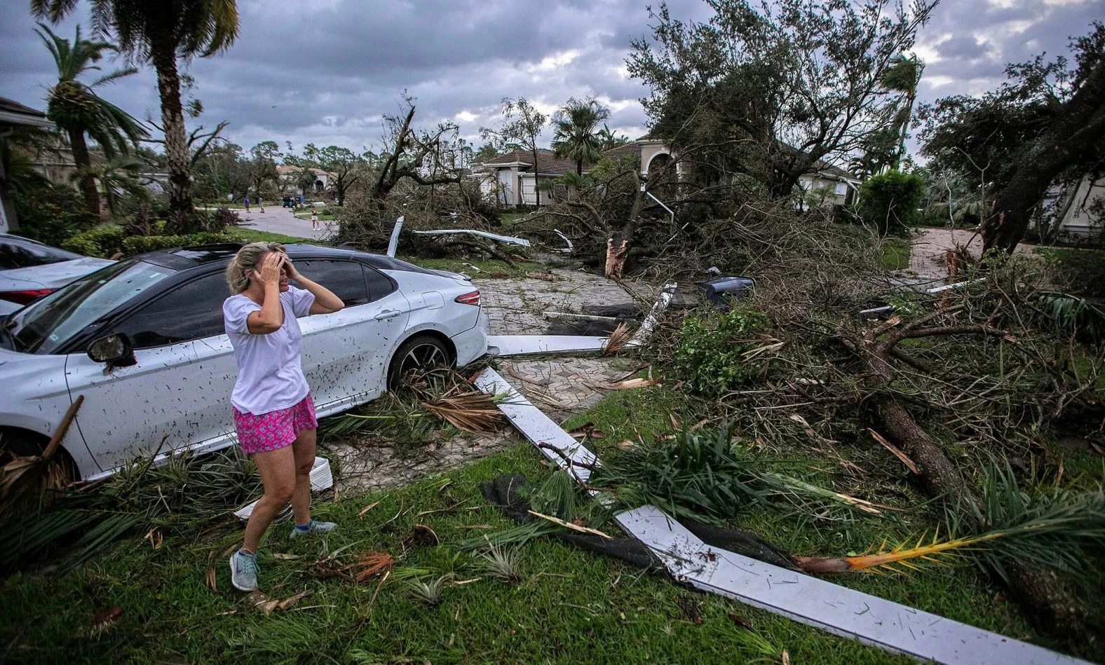 Thống đốc bang Florida - ông Ron DeSantis - cũng nói rằng siêu bão Milton đã gây ra khoảng 19 cơn lốc xoáy, gây thiệt hại ở nhiều quận và phá hủy khoảng 125 ngôi nhà tại Florida. CNN dẫn thông tin từ trang web PowerOutage.us rằng đến 2 giờ sáng 10-10 (giờ Mỹ), có khoảng 2,9 triệu ngôi nhà và cơ sở kinh doanh ở Florida bị mất điện.