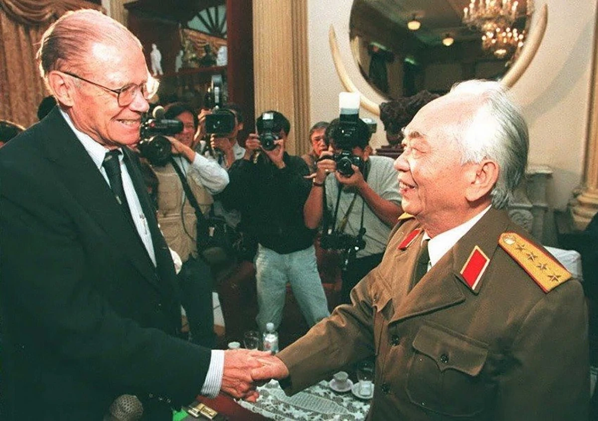 Đại tướng Võ Nguyên Giáp và cựu Bộ trưởng Quốc phòng Hoa Kỳ Robert McNamara, những người từng chỉ huy hai bên chiến tuyến, gặp mặt trực tiếp lần đầu tiên tại Hà Nội ngày 9-11-1995 sau khi hai nước bình thường hóa quan hệ. Ảnh: AFP/TTXVN phát Đại tướng Võ Nguyên Giáp và cựu Bộ trưởng Quốc phòng Hoa Kỳ Robert McNamara, những người từng chỉ huy hai bên chiến tuyến, gặp mặt trực tiếp lần đầu tiên tại Hà Nội ngày 9-11-1995 sau khi hai nước bình thường hóa quan hệ. Ảnh: AFP/TTXVN phát