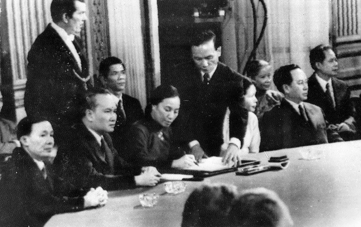 Bộ trưởng Ngoại giao Chính phủ Cách mạng lâm thời Cộng hòa miền Nam Việt Nam Nguyễn Thị Bình ký Hiệp định Paris về Việt Nam, ngày 27-1-1973 tại Trung tâm hội nghị quốc tế ở Paris, Pháp. Ảnh: TTXVN Bộ trưởng Ngoại giao Chính phủ Cách mạng lâm thời Cộng hòa miền Nam Việt Nam Nguyễn Thị Bình ký Hiệp định Paris về Việt Nam, ngày 27-1-1973 tại Trung tâm hội nghị quốc tế ở Paris, Pháp. Ảnh: TTXVN