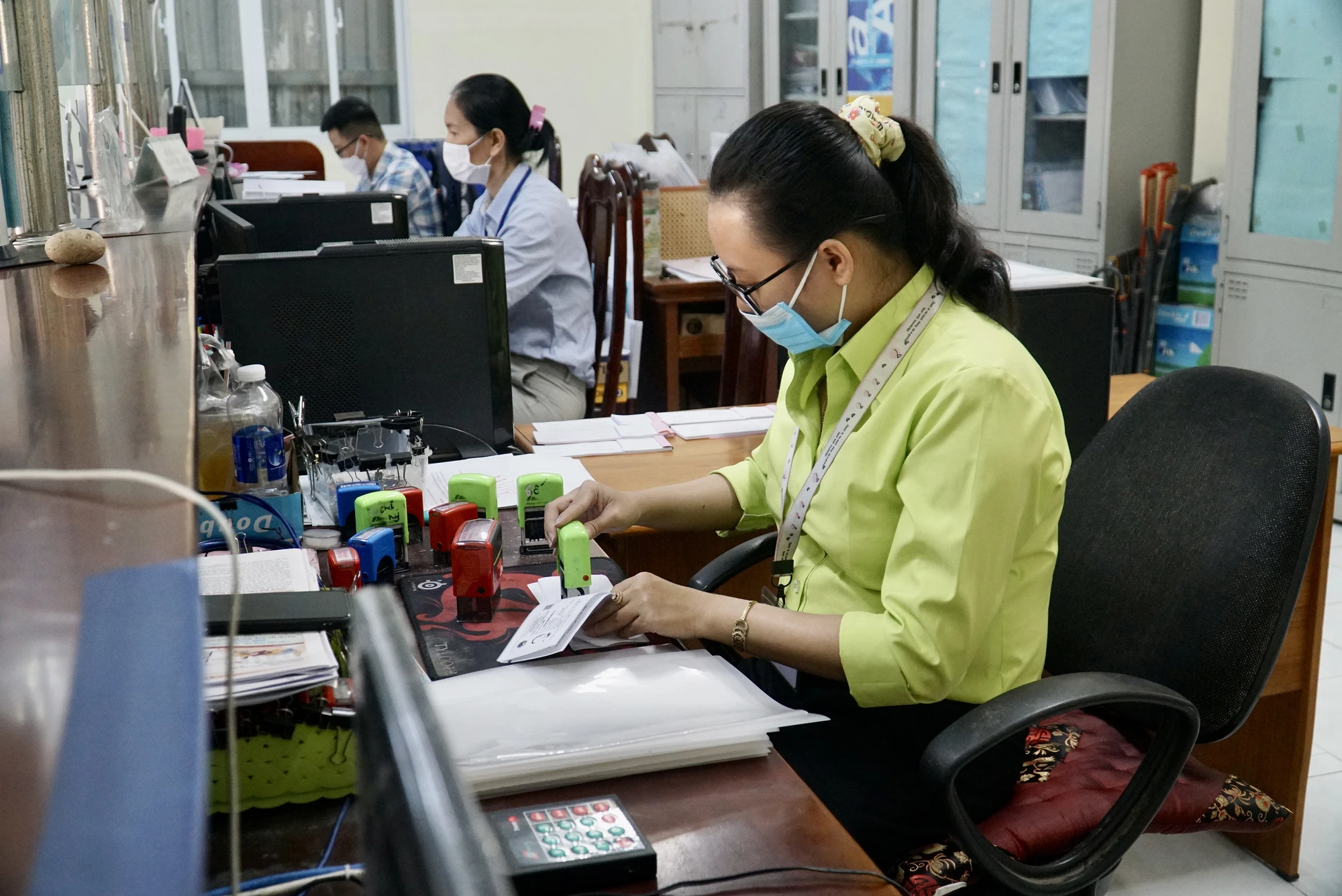 Gần giờ nghỉ trưa nhưng cán bộ UBND xã Vĩnh Lộc B vẫn cặm cụi giải quyết thủ tục hành chính cho dân. Ảnh: BẢO PHƯƠNG Gần giờ nghỉ trưa nhưng cán bộ UBND xã Vĩnh Lộc B vẫn cặm cụi giải quyết thủ tục hành chính cho dân. Ảnh: BẢO PHƯƠNG