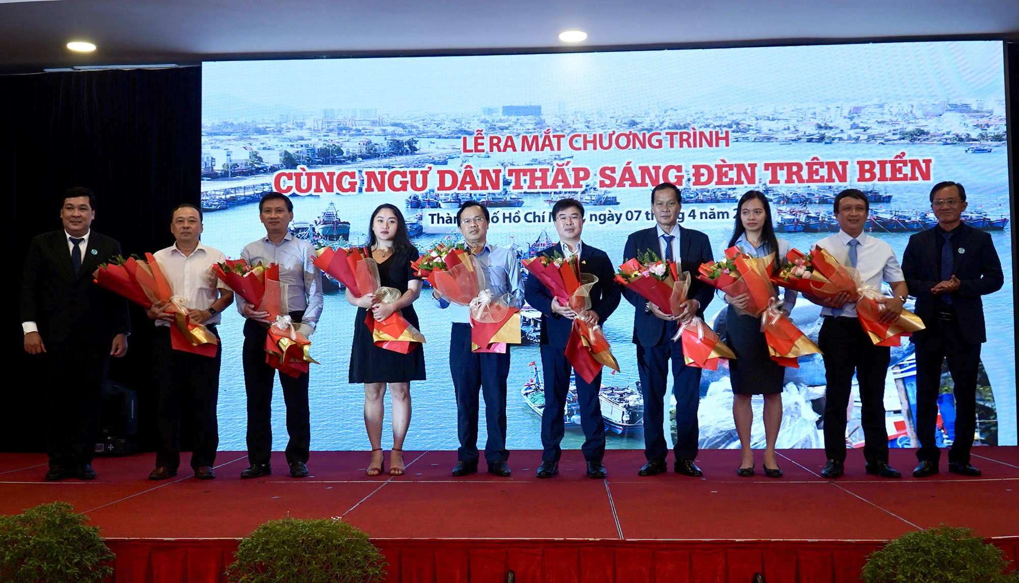 Phó Tổng biên tập Báo Pháp luật TP.HCM Nguyễn Đức Hiển và Phó Tổng biên tập Báo Pháp luật TP.HCM, Trưởng ban tổ chức chương trình Nguyễn Thái Bình, trao hoa cho nhà tài trợ chương trình. Ảnh: BẢO PHƯƠNG