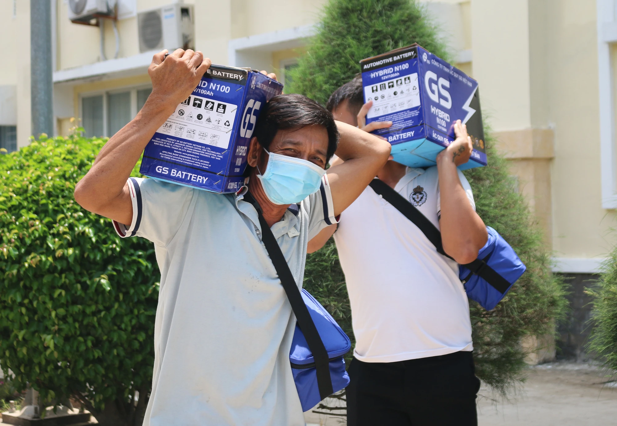 Ngư dân thị trấn Cần Thạnh vui mừng trở về nhà sau khi nhận những phần quà từ Ban Tổ chức chương trình Cùng ngư dân thắp sáng đèn trên biển. Ảnh: NHẬT TIẾN