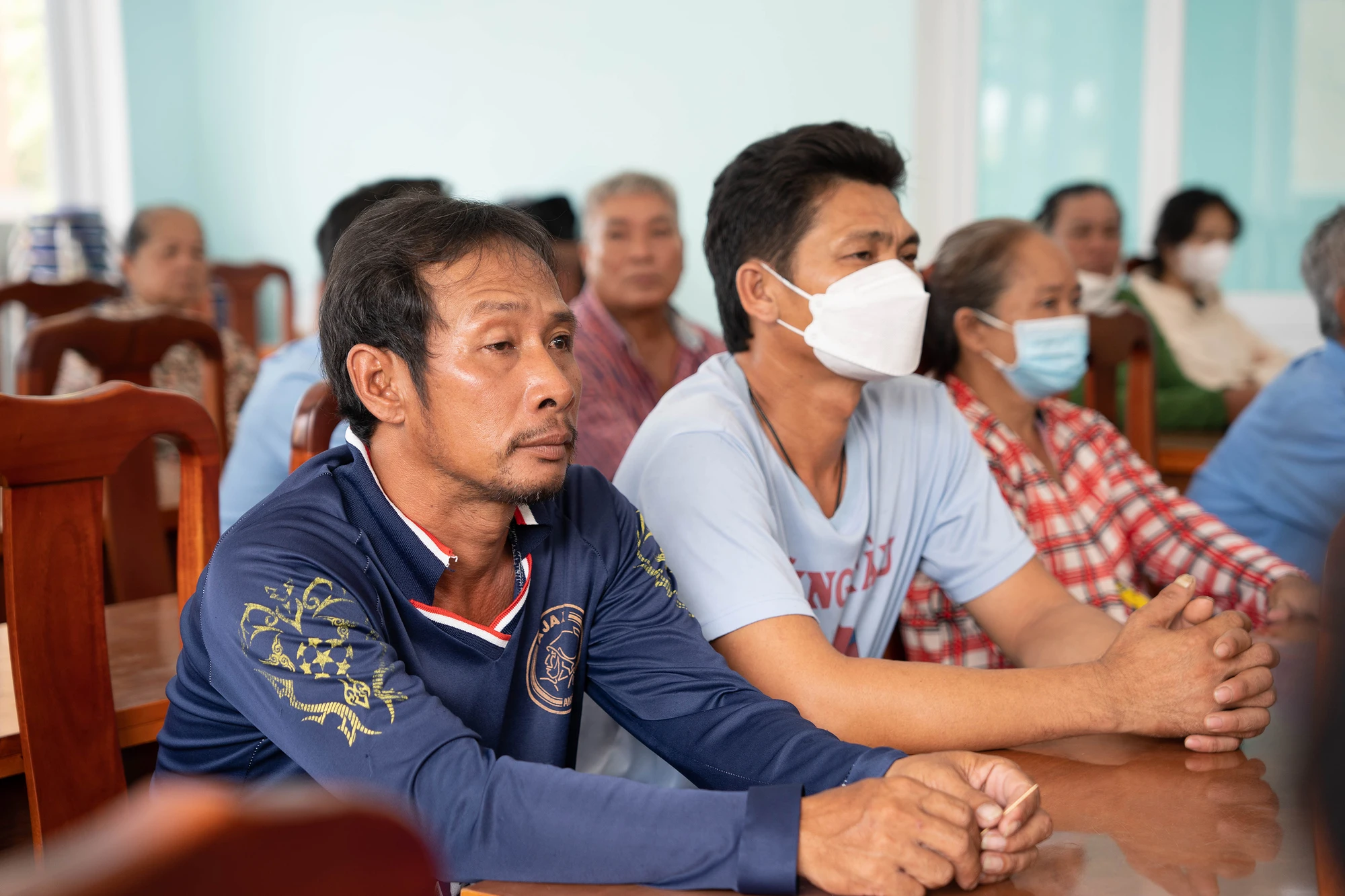 Các ngư dân ở thị trấn Cần Thạnh đến nhận các phần quà từ chương trình Cùng ngư dân thắp sáng đèn trên biển. Ảnh: NGUYỄN TIẾN