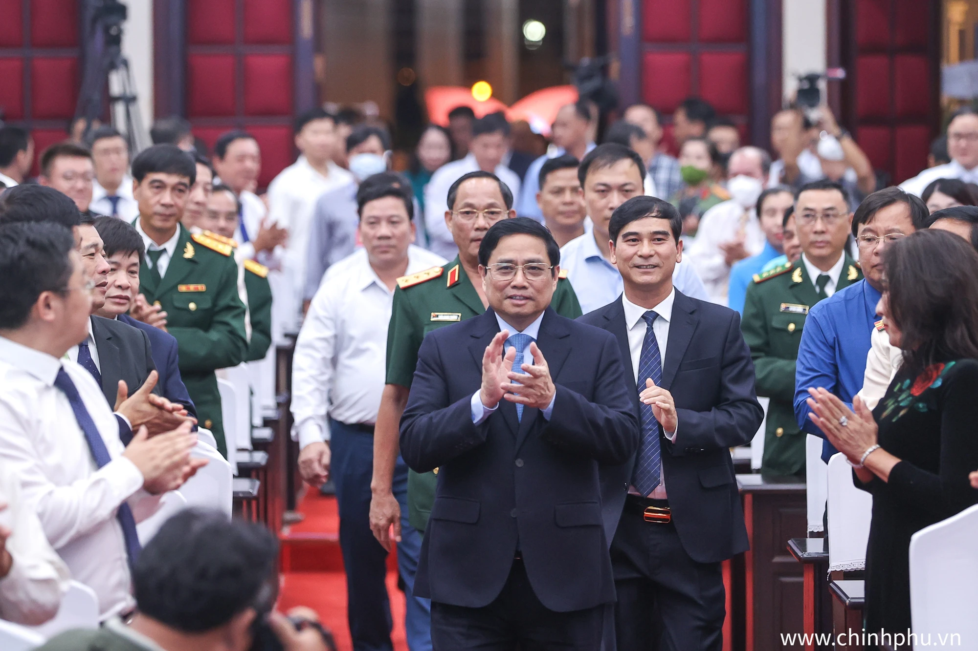 Thủ tướng Phạm Minh Chính và Bí thư Dương Văn An tại lễ kỷ niệm 30 năm tái lập tỉnh Bình Thuận.