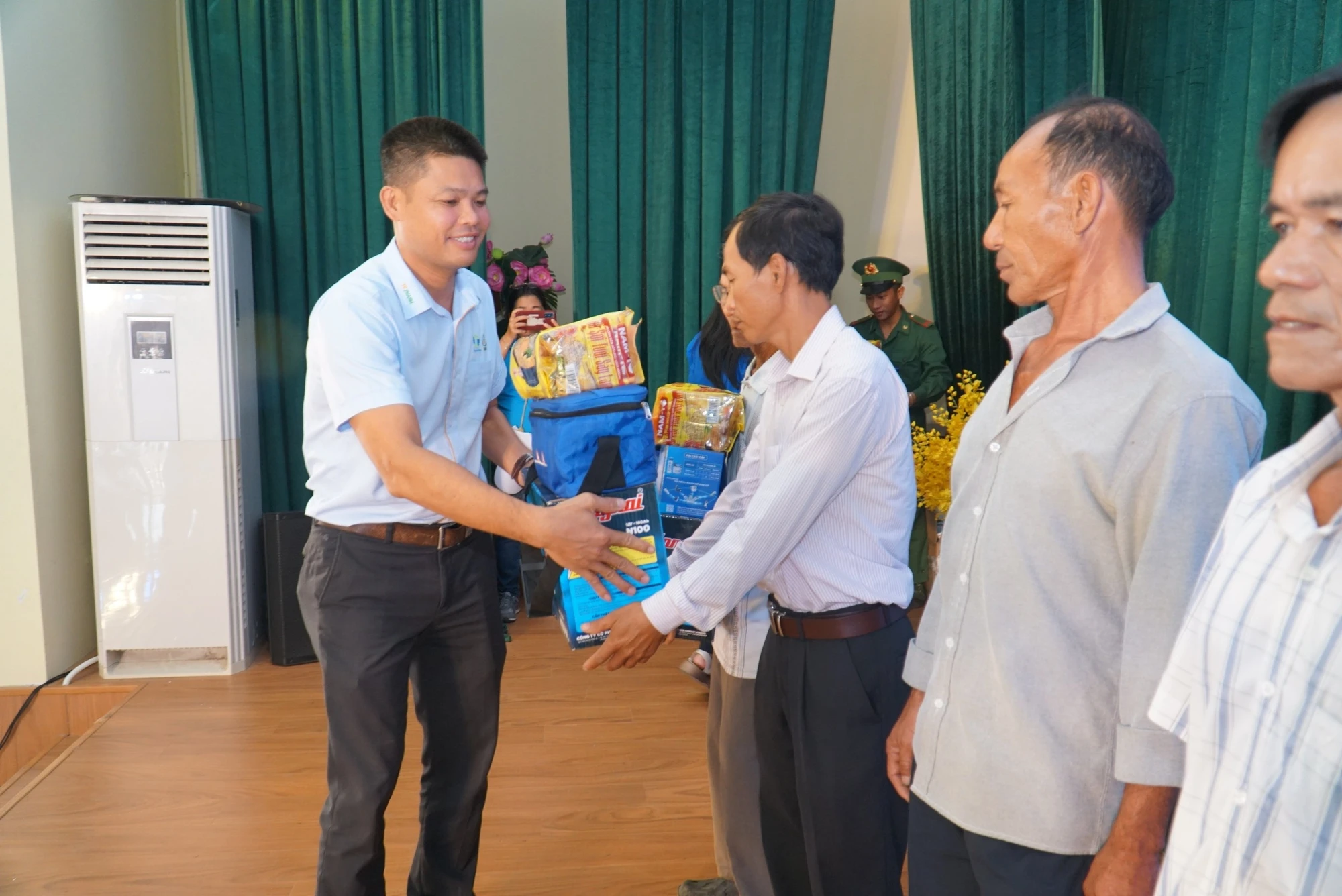 Ông Võ Công Trí, Giám đốc chi nhánh Khánh Hòa, Công ty cổ phần dược phẩm TV.PHARM trao quà cho ngư dân.