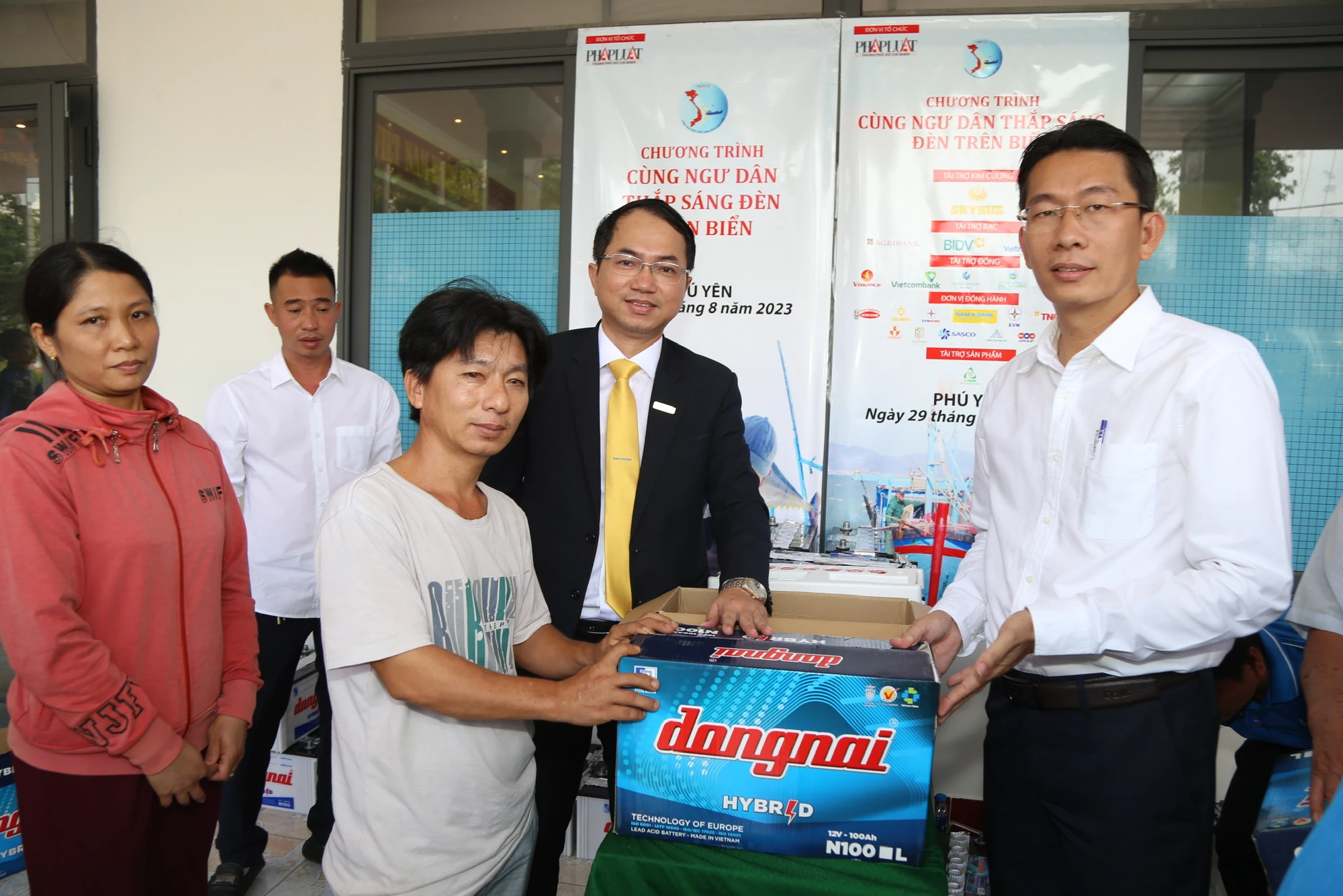 Ông Hà Minh Thanh Hoàng (áo vest đen), Giám đốc Ngân hàng thương mại cổ phần Nam Á chi nhánh Phú Yên, trao quà cho người dân.