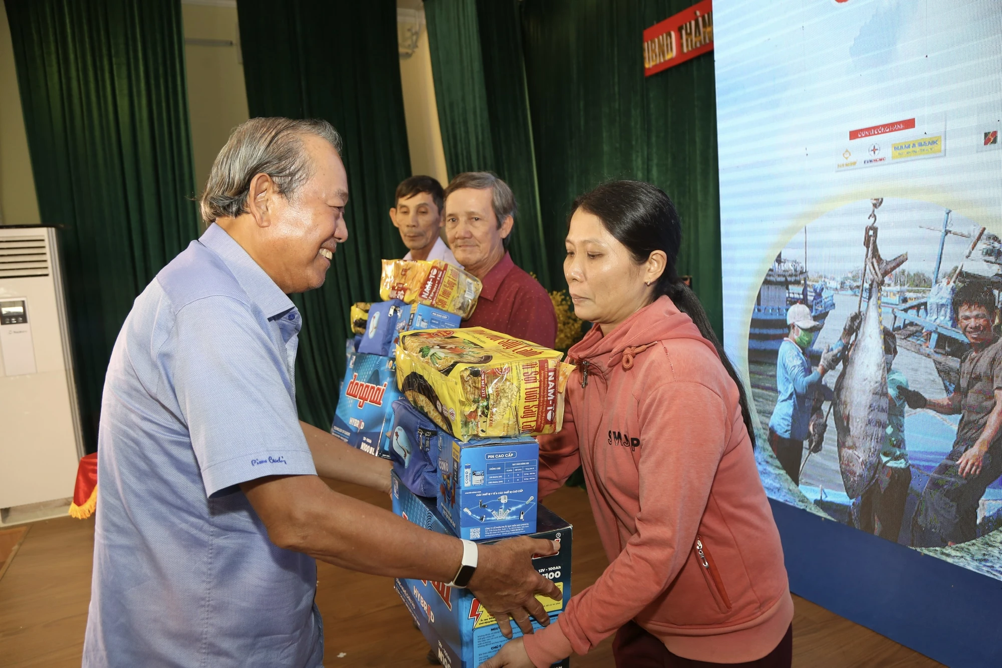 Nguyên Ủy viên Bộ Chính trị, nguyên Phó Thủ tướng thường trực Trương Hòa Bình, Chủ tịch danh dự của chương trình, tặng những phần quà đến ngư dân tỉnh Phú Yên. Ảnh: HOÀNG GIANG
