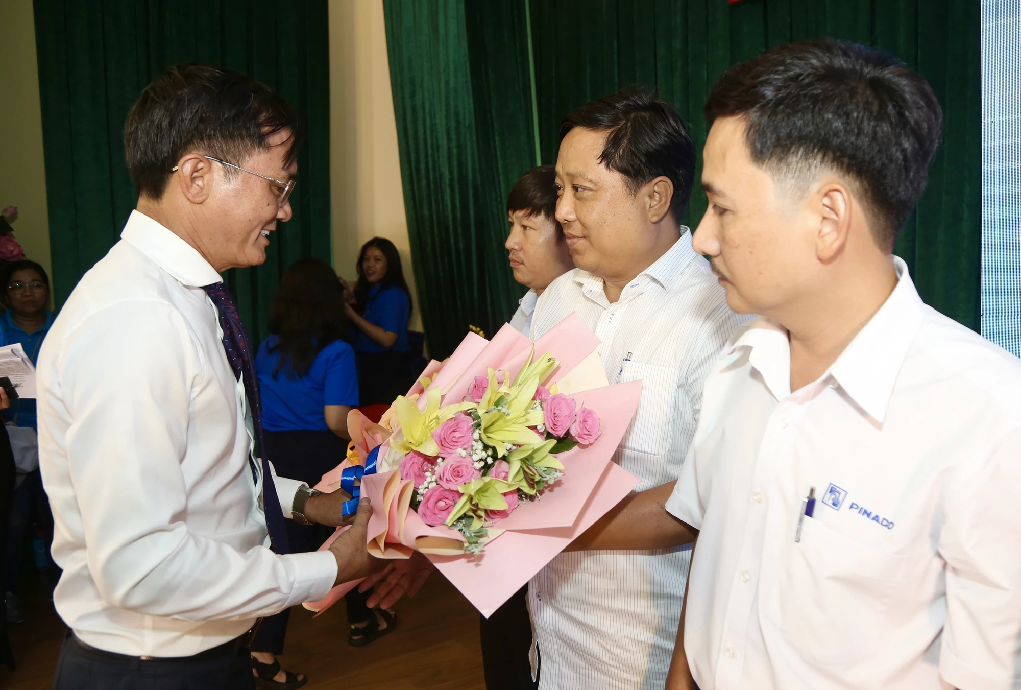 Phó Tổng biên tập báo Pháp Luật TP.HCM Nguyễn Đức Hiển tặng hoa cảm ơn các nhà tài trợ.