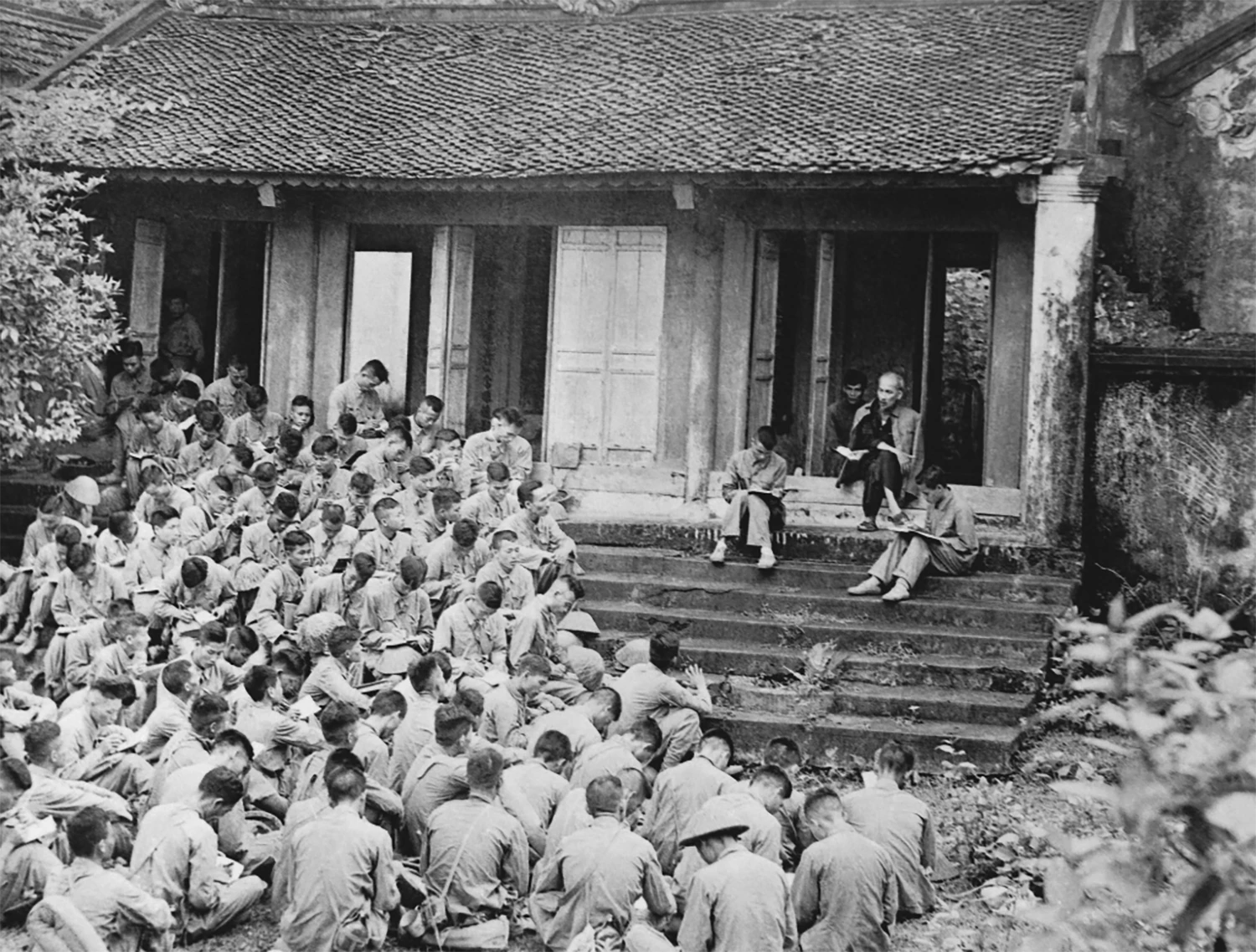 Đảng khẳng định sẽ xử lý kiên quyết, kịp thời, công khai những người tham nhũng bất kể ở chức vụ nào, không có vùng cấm, không có ngoại lệ. Trong ảnh: Cán bộ Đại đoàn Quân tiên phong được nghe Chủ tịch Hồ Chí Minh nói chuyện tại Đền Hùng, tỉnh Phú Thọ trước khi về tiếp quản Thủ đô (19-9-1954). Ảnh: HOCHIMINH.VN Đảng khẳng định sẽ xử lý kiên quyết, kịp thời, công khai những người tham nhũng bất kể ở chức vụ nào, không có vùng cấm, không có ngoại lệ. Trong ảnh: Cán bộ Đại đoàn Quân tiên phong được nghe Chủ tịch Hồ Chí Minh nói chuyện tại Đền Hùng, tỉnh Phú Thọ trước khi về tiếp quản Thủ đô (19-9-1954). Ảnh: HOCHIMINH.VN