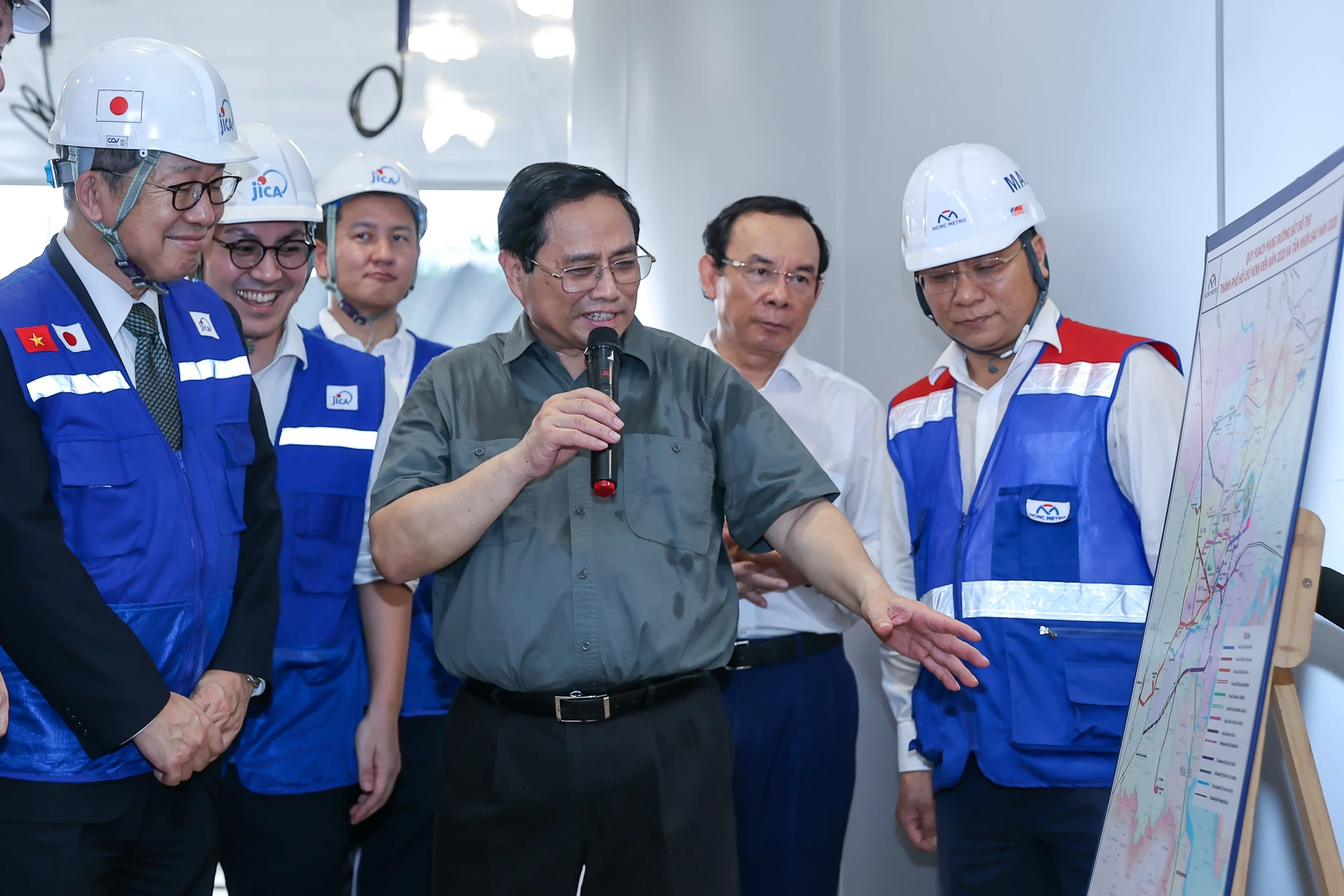 Thủ tướng Phạm Minh Chính trao đổi với nhà thầu thi công khi tham dự buổi chạy thử nghiệm đoàn tàu metro số 1 từ ga Rạch Chiếc đến ga Bến xe Suối Tiên. Ảnh: VGP Thủ tướng Phạm Minh Chính trao đổi với nhà thầu thi công khi tham dự buổi chạy thử nghiệm đoàn tàu metro số 1 từ ga Rạch Chiếc đến ga Bến xe Suối Tiên. Ảnh: VGP