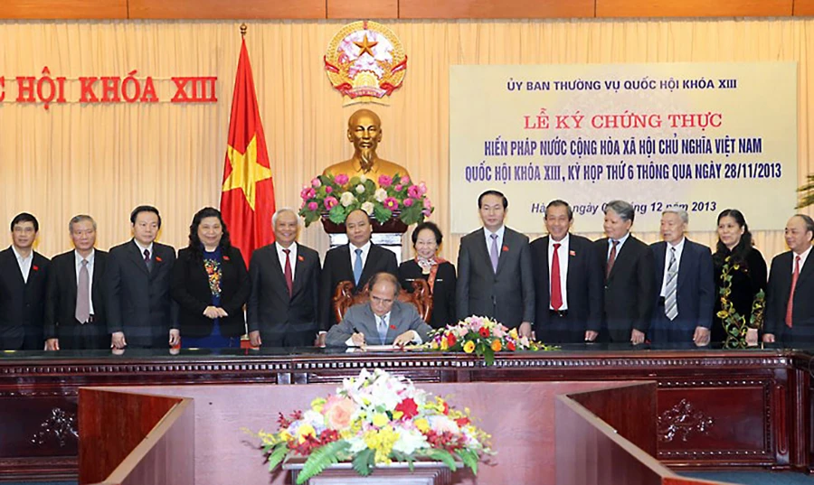 Chủ tịch Quốc hội Nguyễn Sinh Hùng ký chứng thực Hiến pháp 2013. Ảnh: QH Chủ tịch Quốc hội Nguyễn Sinh Hùng ký chứng thực Hiến pháp 2013. Ảnh: QH