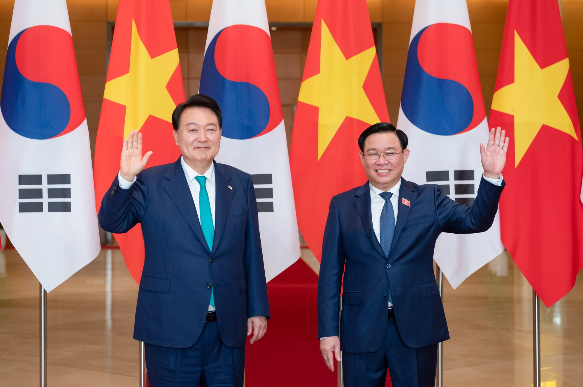 Chủ tịch Quốc hội Vương Đình Huệ hội kiến Tổng thống Hàn Quốc Yoon Suk Yeol hôm 23-6-2023. Ảnh: Quochoi.vn