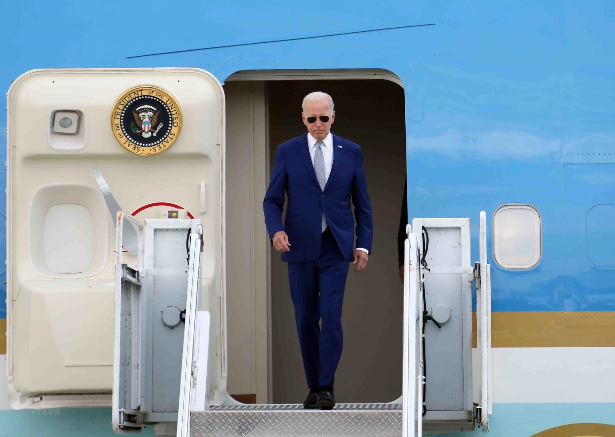 Tổng thống Mỹ Joe Biden bước ra từ chuyên cơ không lực 1, chiều 10-9. Ảnh: PHI HÙNG Tổng thống Mỹ Joe Biden bước ra từ chuyên cơ không lực 1, chiều 10-9. Ảnh: PHI HÙNG