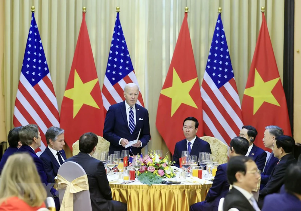 Trong phát biểu đáp từ tại tiệc chiêu đãi của Chủ tịch nước Võ Văn Thưởng, Tổng thống Mỹ Joe Biden nhắc đến hai câu nổi tiếng trong Truyện Kiều: “Vinh hoa bõ lúc phong trần/Chữ tình ngày lại thêm xuân một ngày”. Ông cho rằng đây là ngày chúng ta có thể cảm nhận được vinh hoa và ấm áp của những cơ hội vô hạn mở ra trước chúng ta. Ảnh: TTXVN Trong phát biểu đáp từ tại tiệc chiêu đãi của Chủ tịch nước Võ Văn Thưởng, Tổng thống Mỹ Joe Biden nhắc đến hai câu nổi tiếng trong Truyện Kiều: “Vinh hoa bõ lúc phong trần/Chữ tình ngày lại thêm xuân một ngày”. Ông cho rằng đây là ngày chúng ta có thể cảm nhận được vinh hoa và ấm áp của những cơ hội vô hạn mở ra trước chúng ta. Ảnh: TTXVN