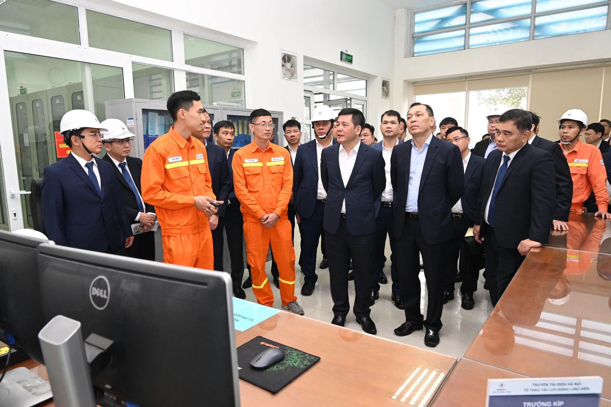 bo-truong-cong-thuong-lam-viec-EVN.jpg