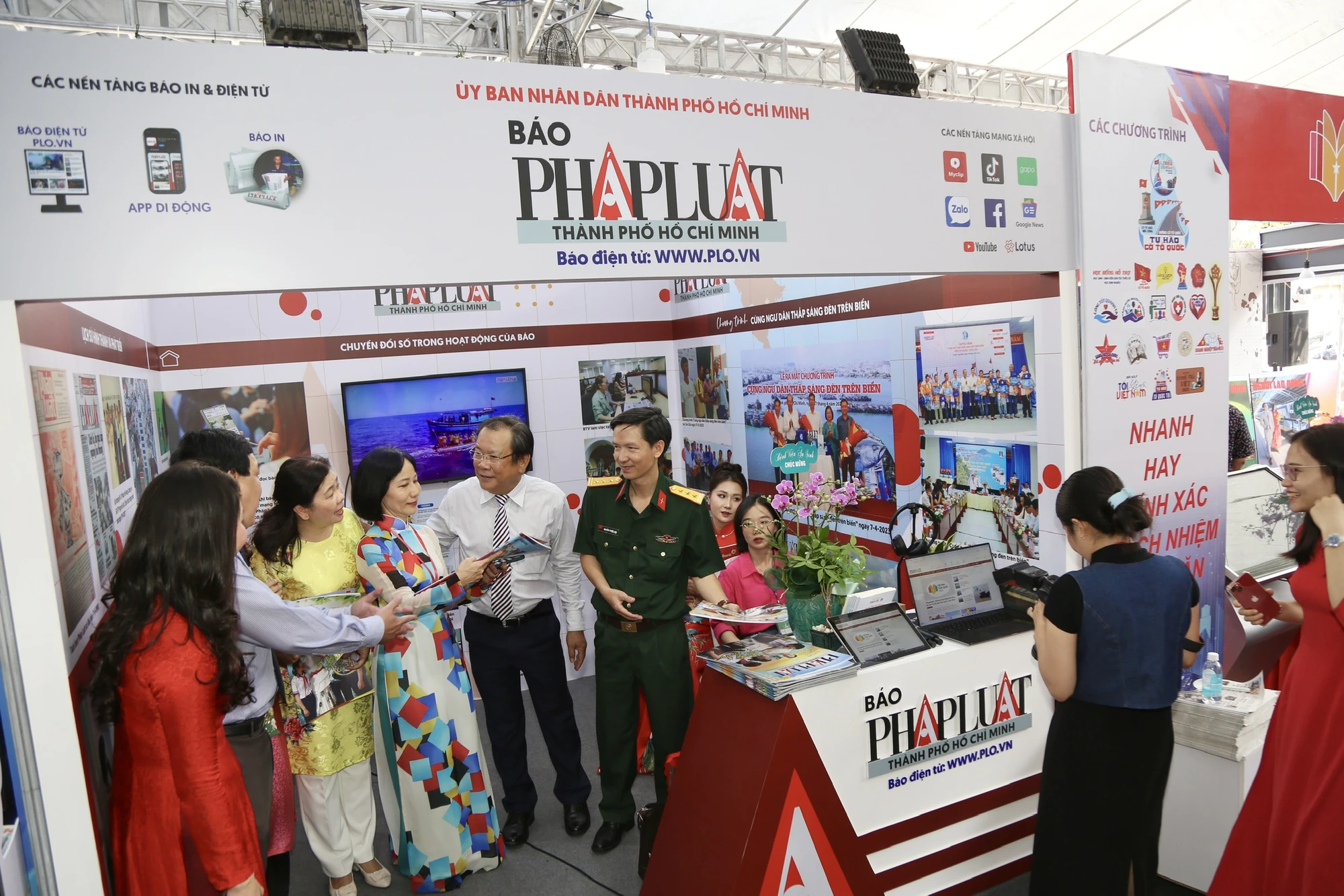 hoi-bao-toan-quoc-2024-gian-hang-bao-phap-luat-tp.hcm-hoang-giang-1.jpg