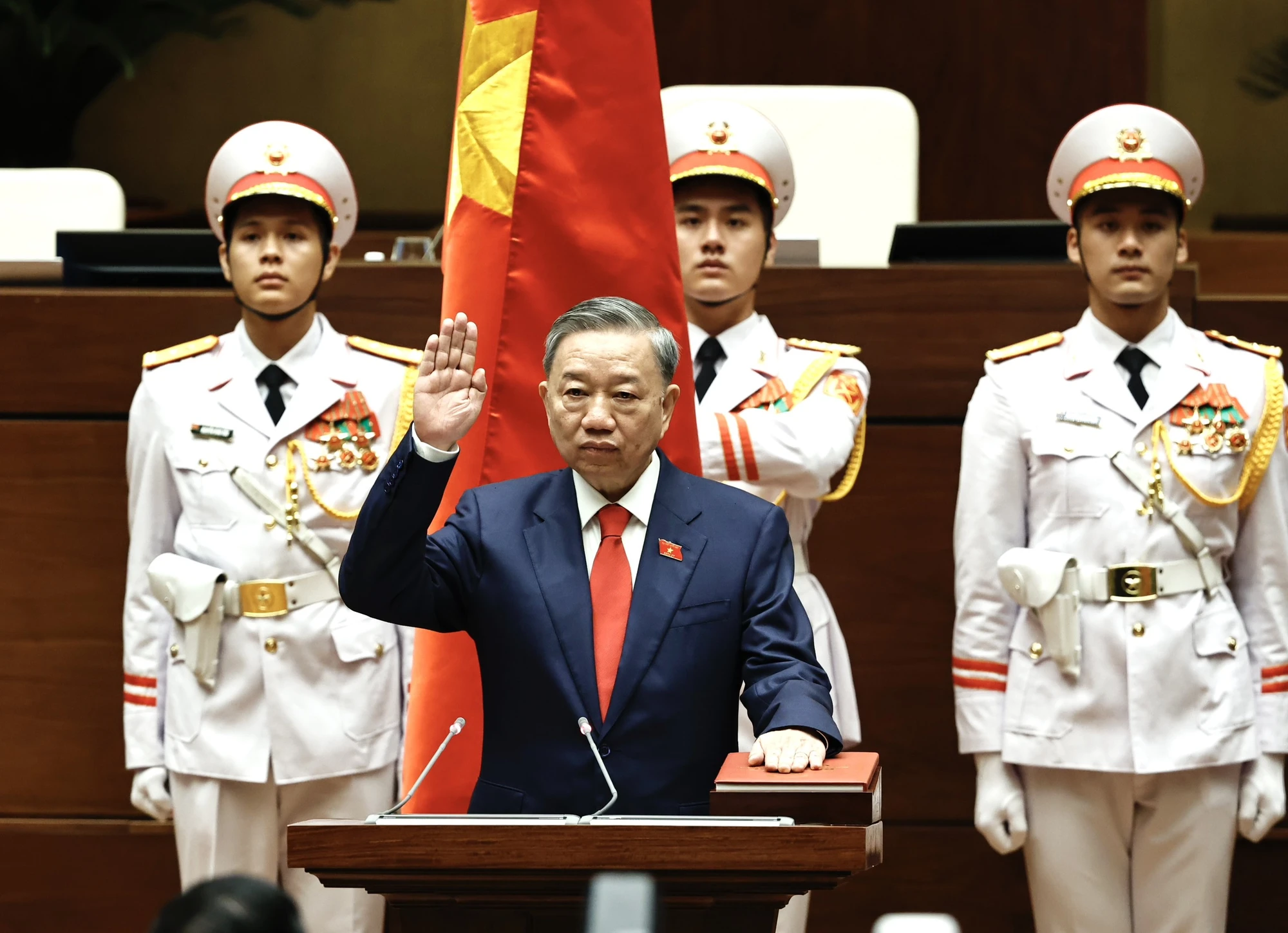 dai-tuong-to-lam-lam-chu-tich-nuoc.jpg