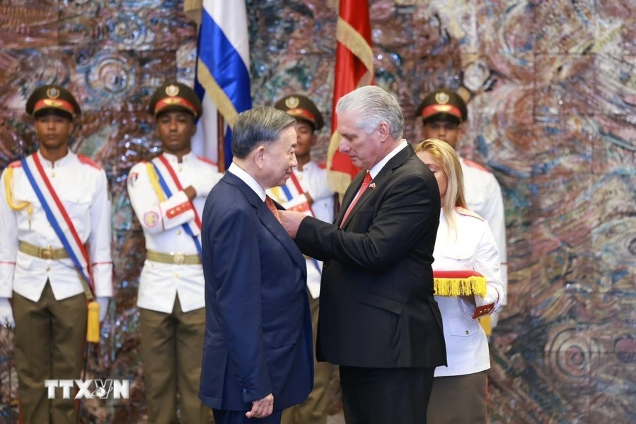 cuba-trao-huan-chuong-cao-quy-cho-tong-bi-thu-chu-tich-nuoc-to-lam.jpg