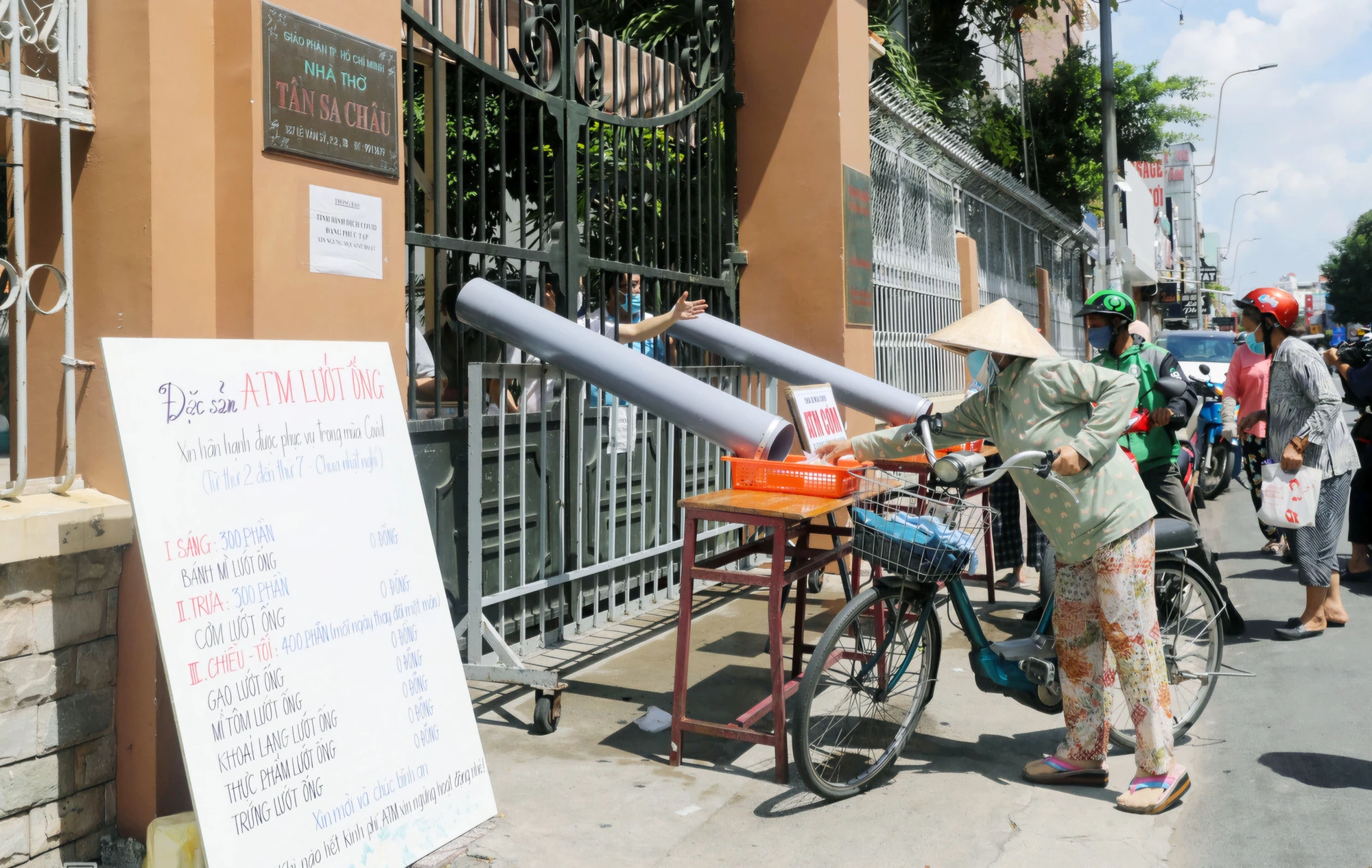 diem-tua-de-tp-hcm-lan-toa-yeu-thuong-va-tinh-doan-ket-1.jpg