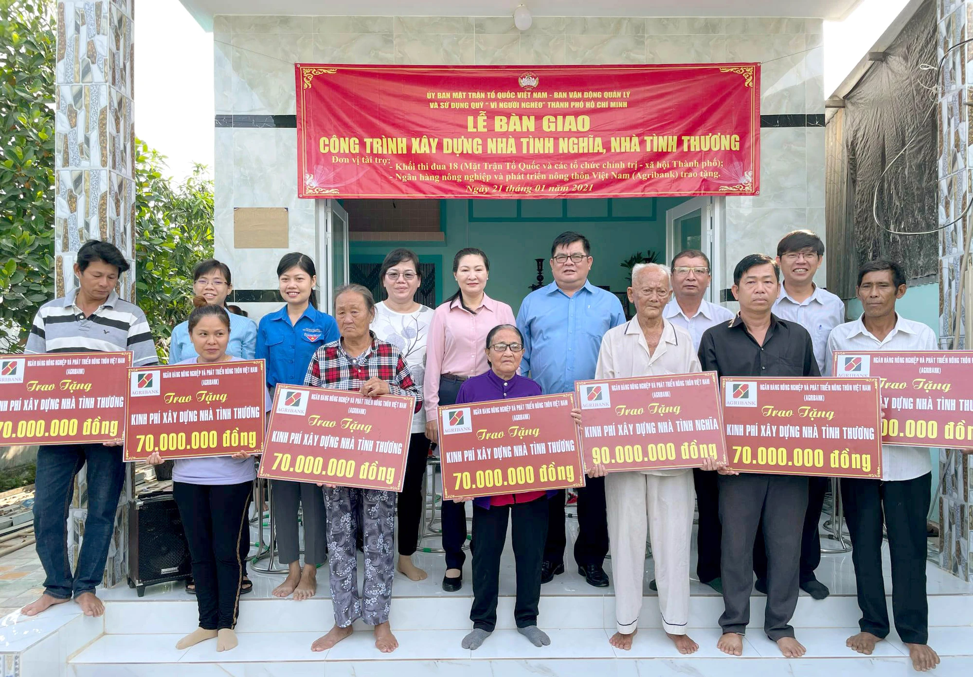diem-tua-de-tp-hcm-lan-toa-yeu-thuong-va-tinh-doan-ket-2.jpg