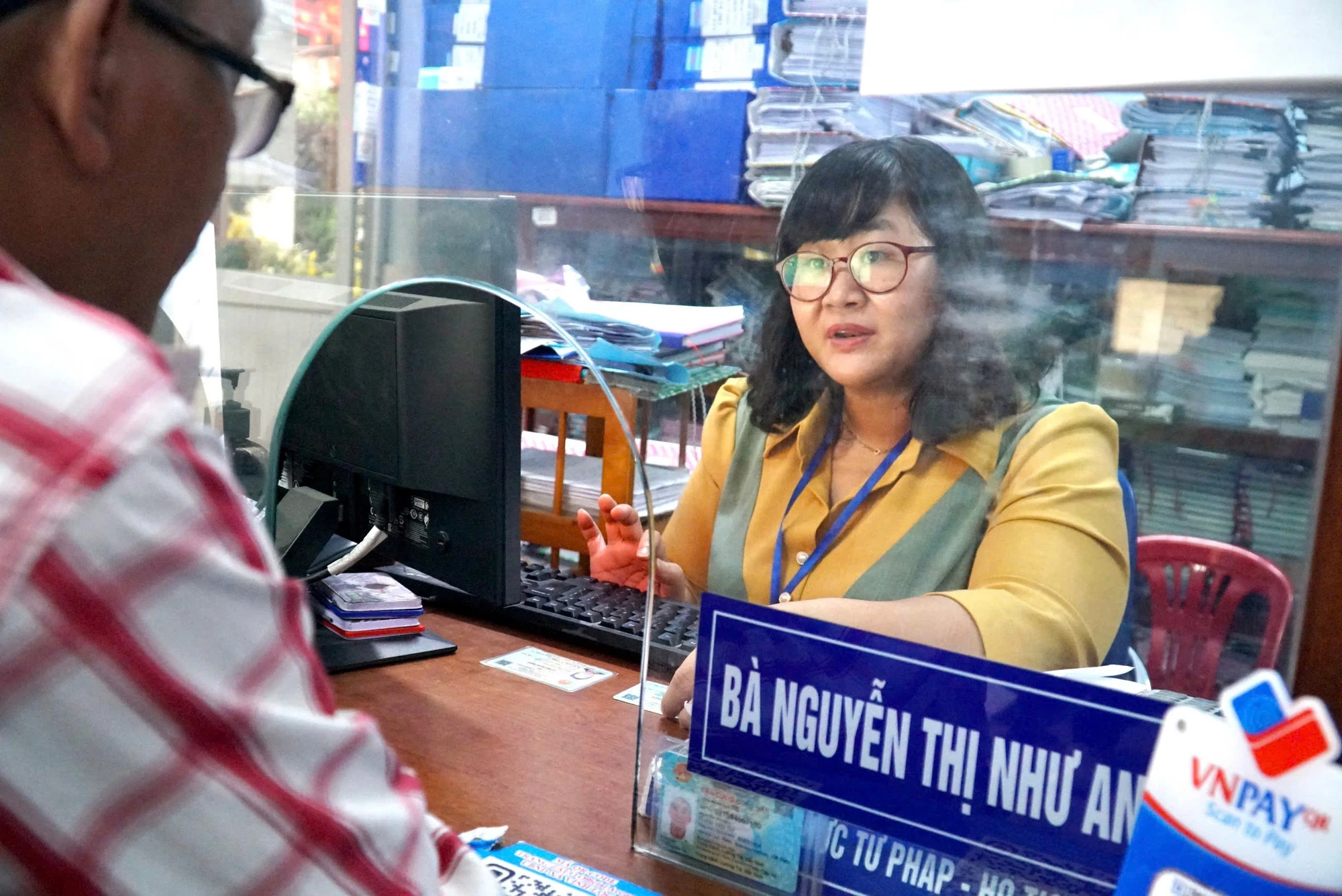 nu-cong-chuc-ho-tich-o-xa-dong-dan-nhat-tp-hcm-4.jpg