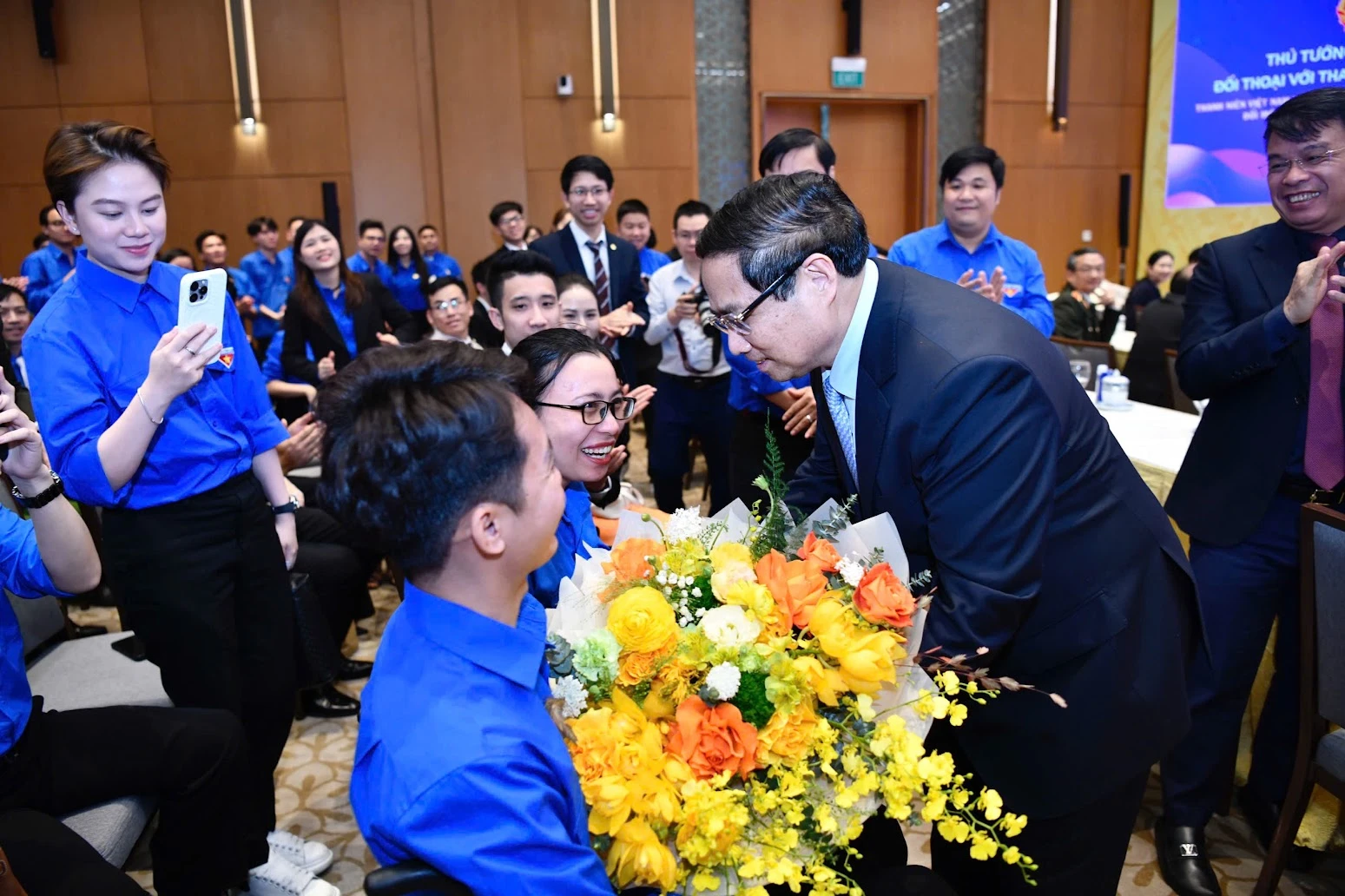 thu-tuong-pham-minh-chinh-voi-thanh-nien-2.jpg
