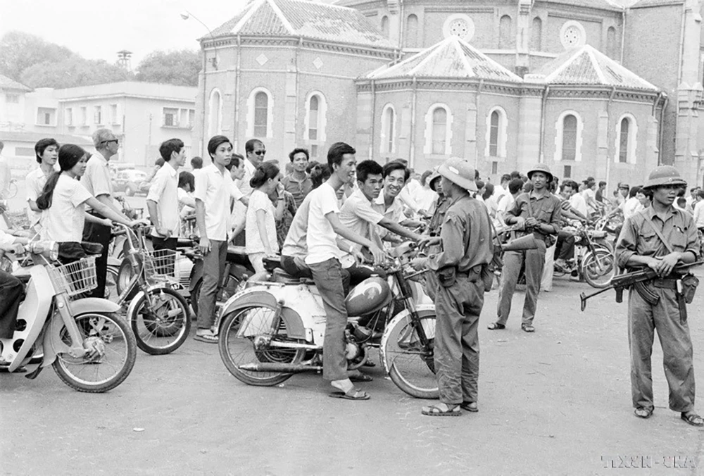 xuyen-tac-lich-su-ngay-30-4-1975-phien-dien-lac-long-2.jpg