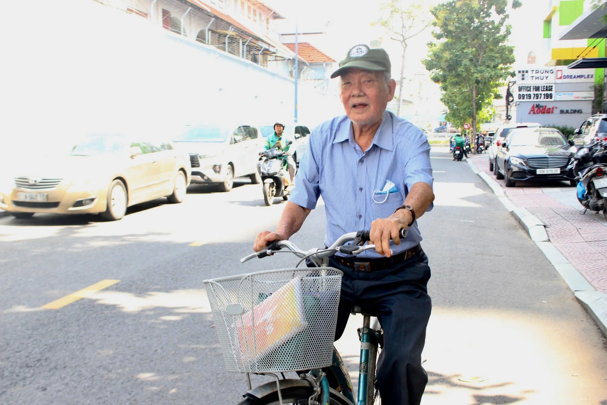 nhung-nguoi-binh-di-lam-nen-dien-mao-tp-hcm-nguyen-khac-em-1.jpg