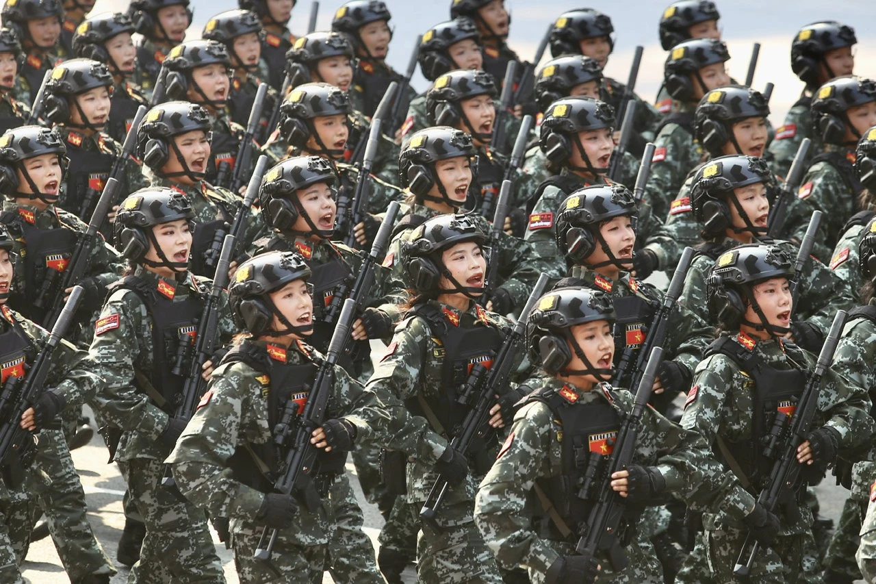 ve-dep-cac-khoi-nu-canh-sat-dac-nhiem-hg.jpg
