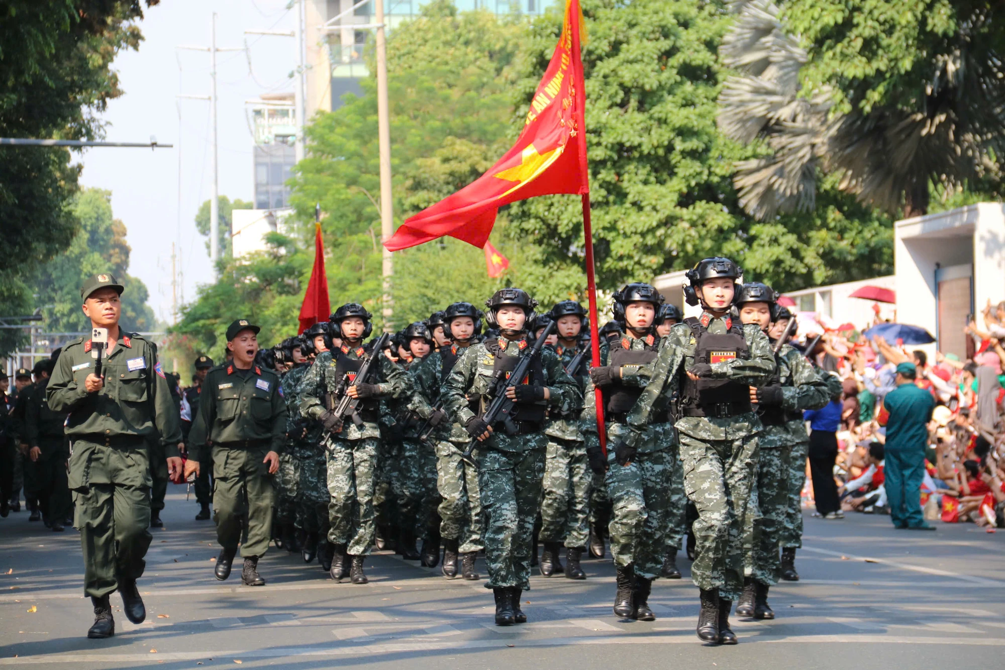 ve-dep-cac-khoi-nu-canh-sat-dac-nhiem-nhu-ngoc.jpg