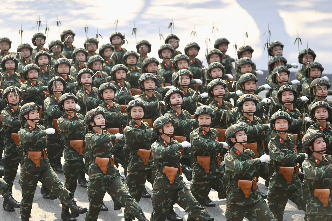 ve-dep-cac-khoi-nu-si-quan-thong-tin-hg.jpg