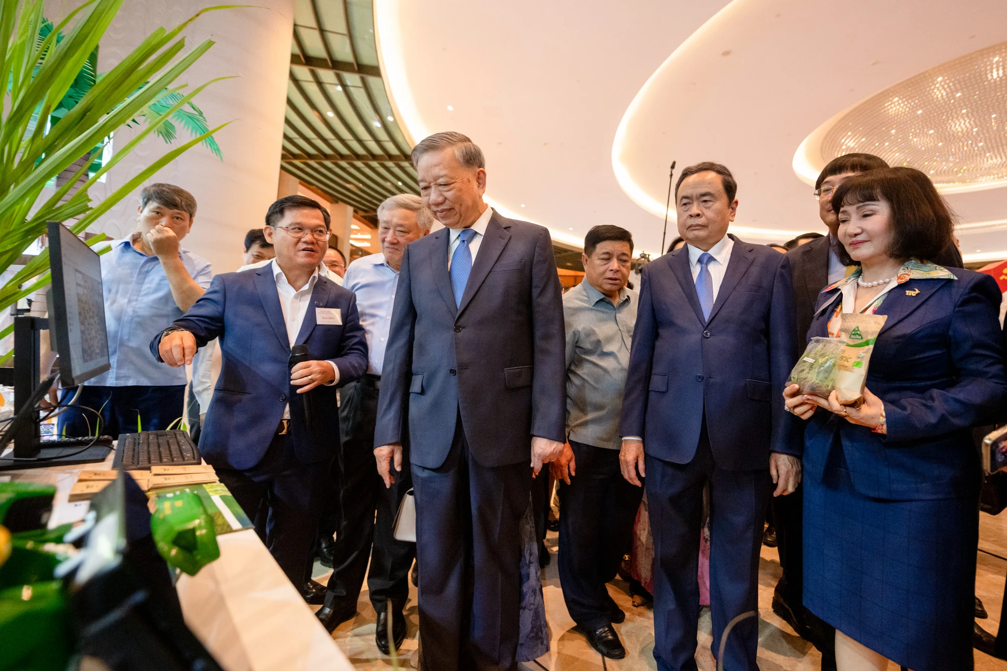 tong-bi-thu-to-lam-tham-quan-trien-lam-1.jpg