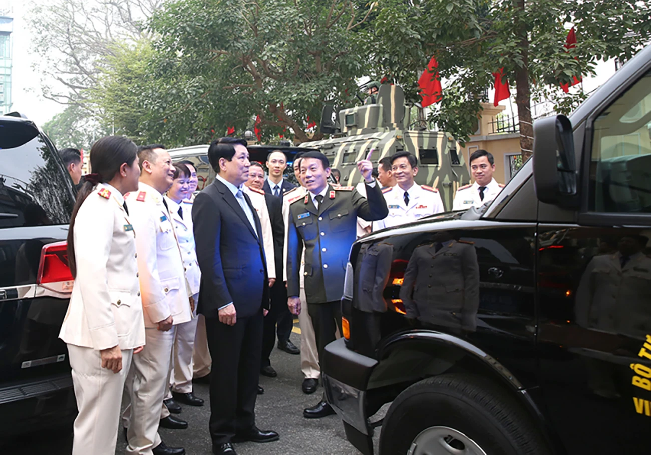 80-nam-cong-an-nhan-dan-viet-nam-cung-toan-dan-trong-su-nghiep-xay-dung-va-bao-ve-to-quoc.jpeg