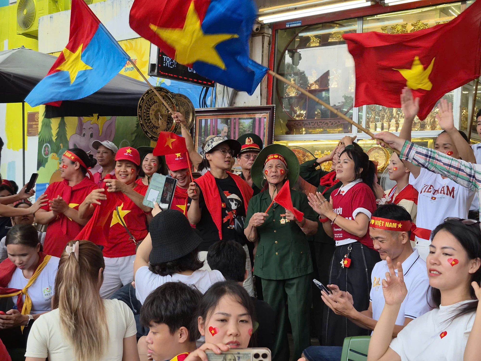A80-Ngay-27-8-le-dieu-binh-dieu-hanh-an-hien-le-thi-ha.jpg