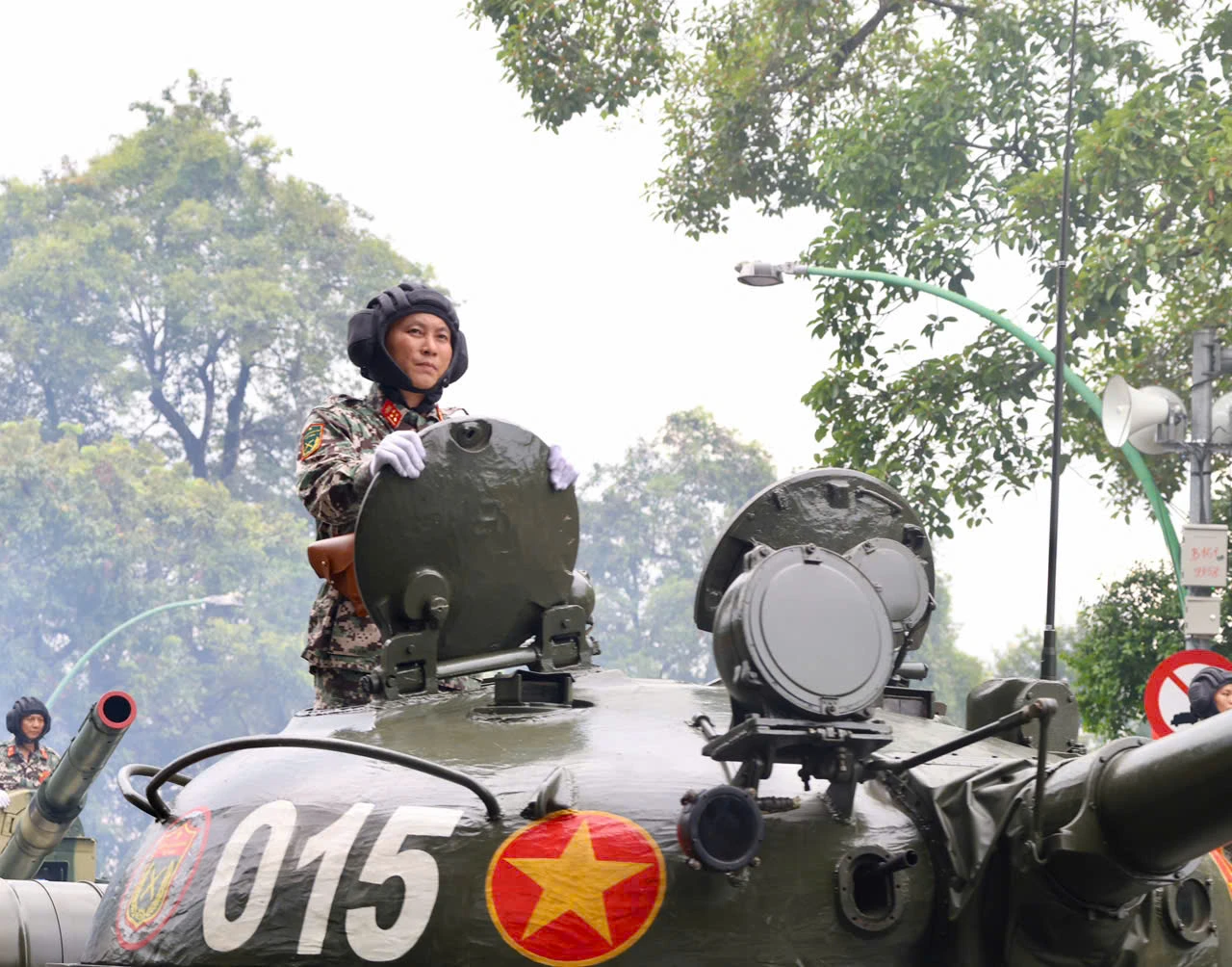 A80-Ngay-27-8-le-dieu-binh-dieu-hanh-dang-trung-xe-tang-so-huong-3.jpg