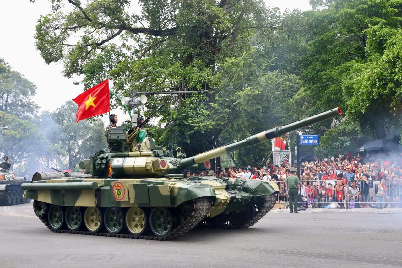 A80-Ngay-27-8-le-dieu-binh-dieu-hanh-dang-trung-xe-tang-so-huong-4.jpg