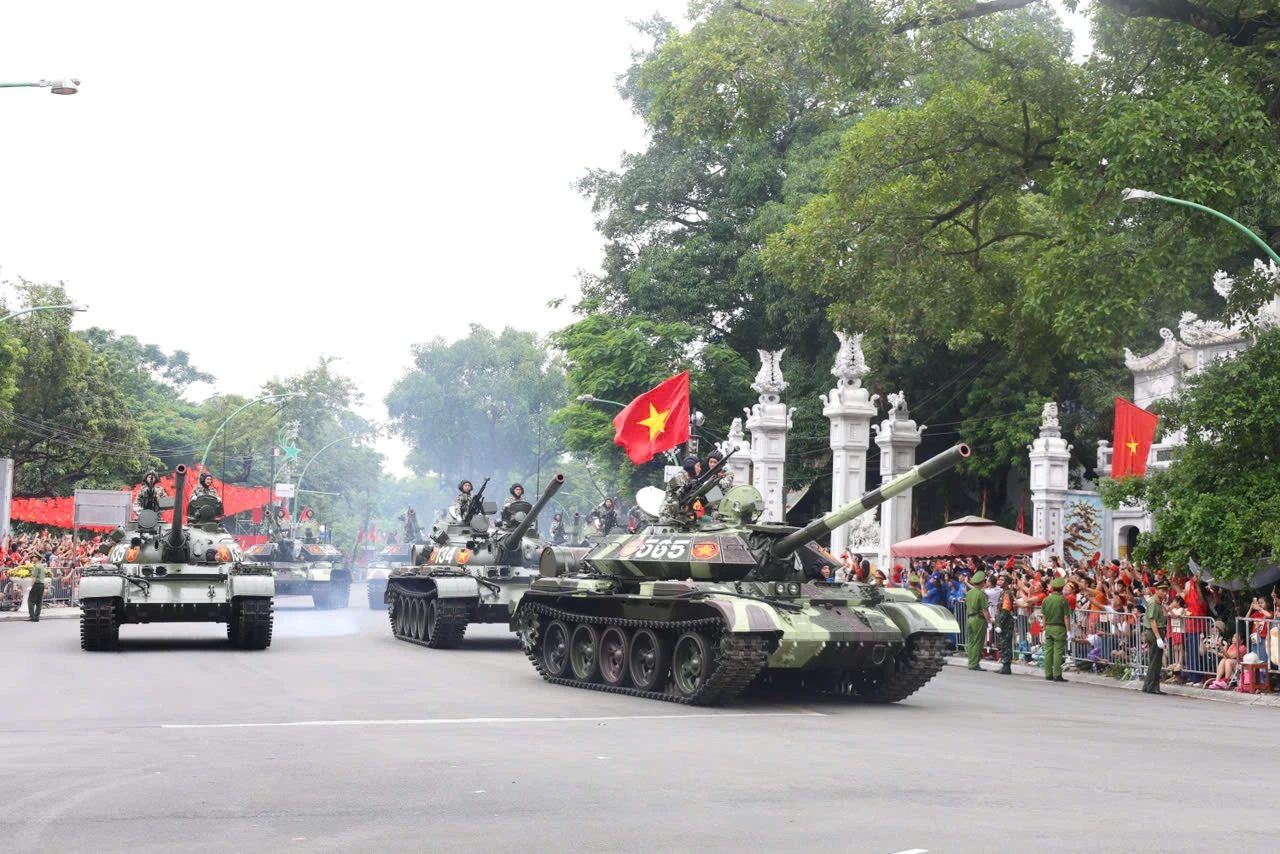 A80-Ngay-27-8-le-dieu-binh-dieu-hanh-dang-trung-xe-tang-so-huong-6.jpg