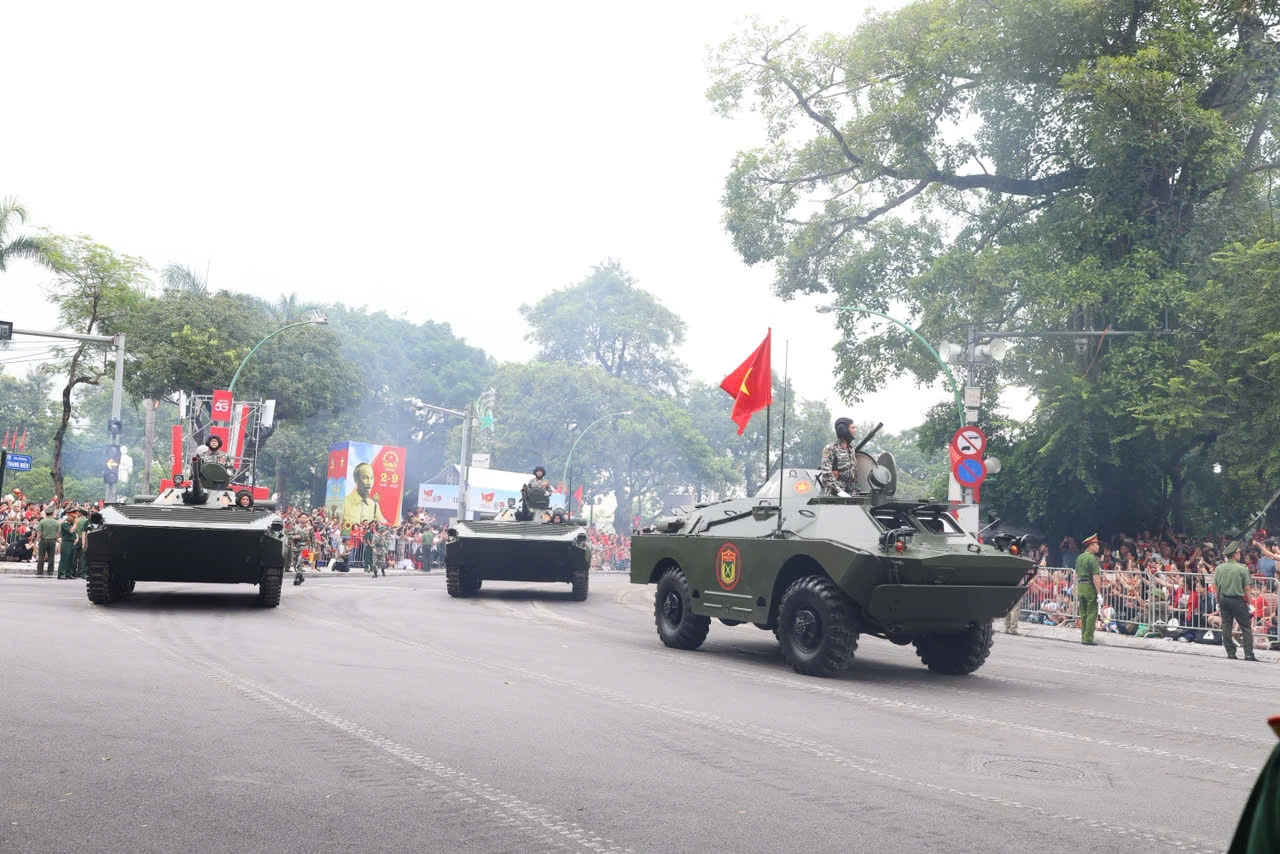 A80-Ngay-27-8-le-dieu-binh-dieu-hanh-xe-tang-so-huong-5.jpg