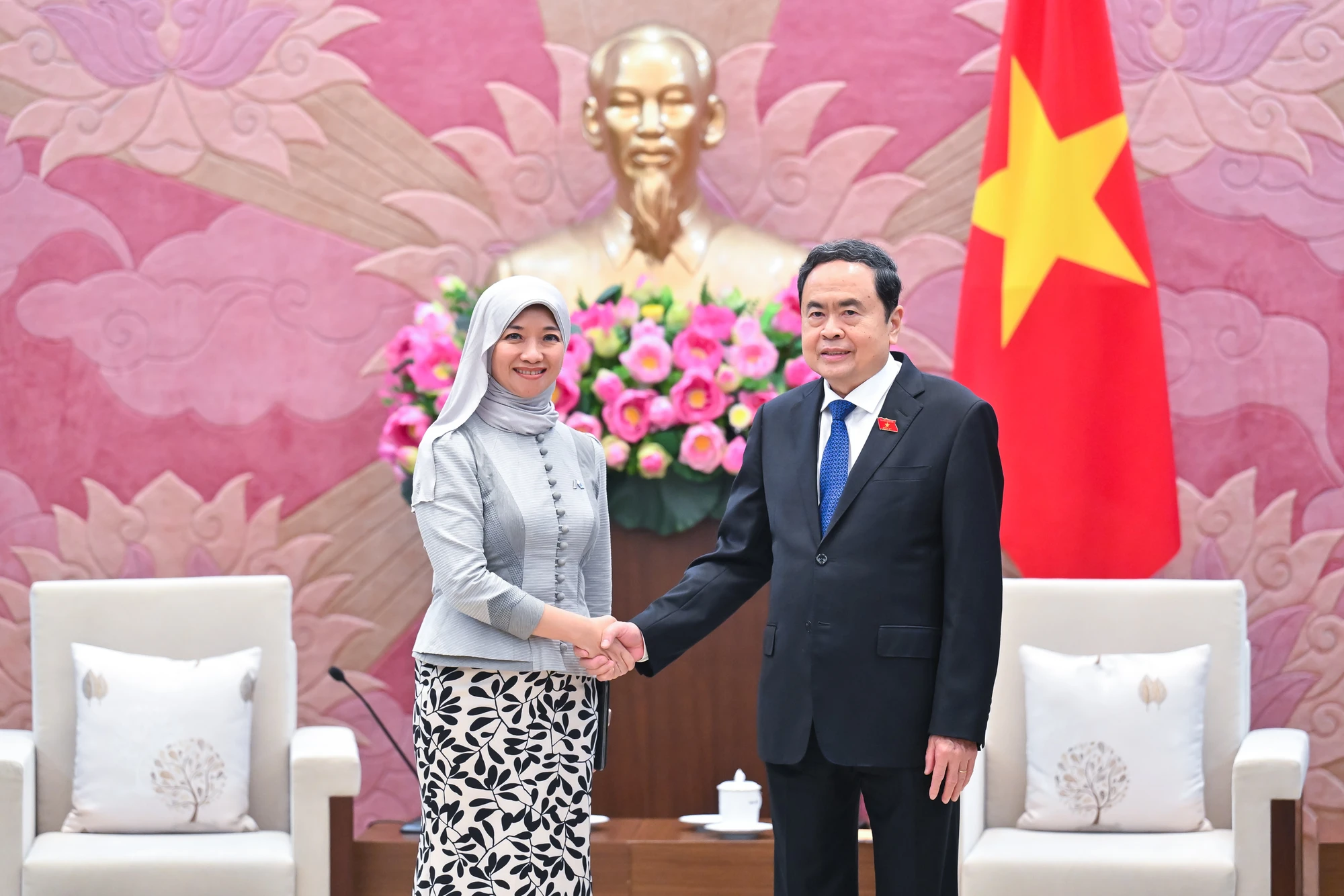 xay-dung-doi-ngu-can-bo-lam-cong-tac-ngoai-giao-nghi-vien-chuyen-nghiep-ban-linh-chu-tich-quoc-hoi-tran-thanh-man-1.JPG