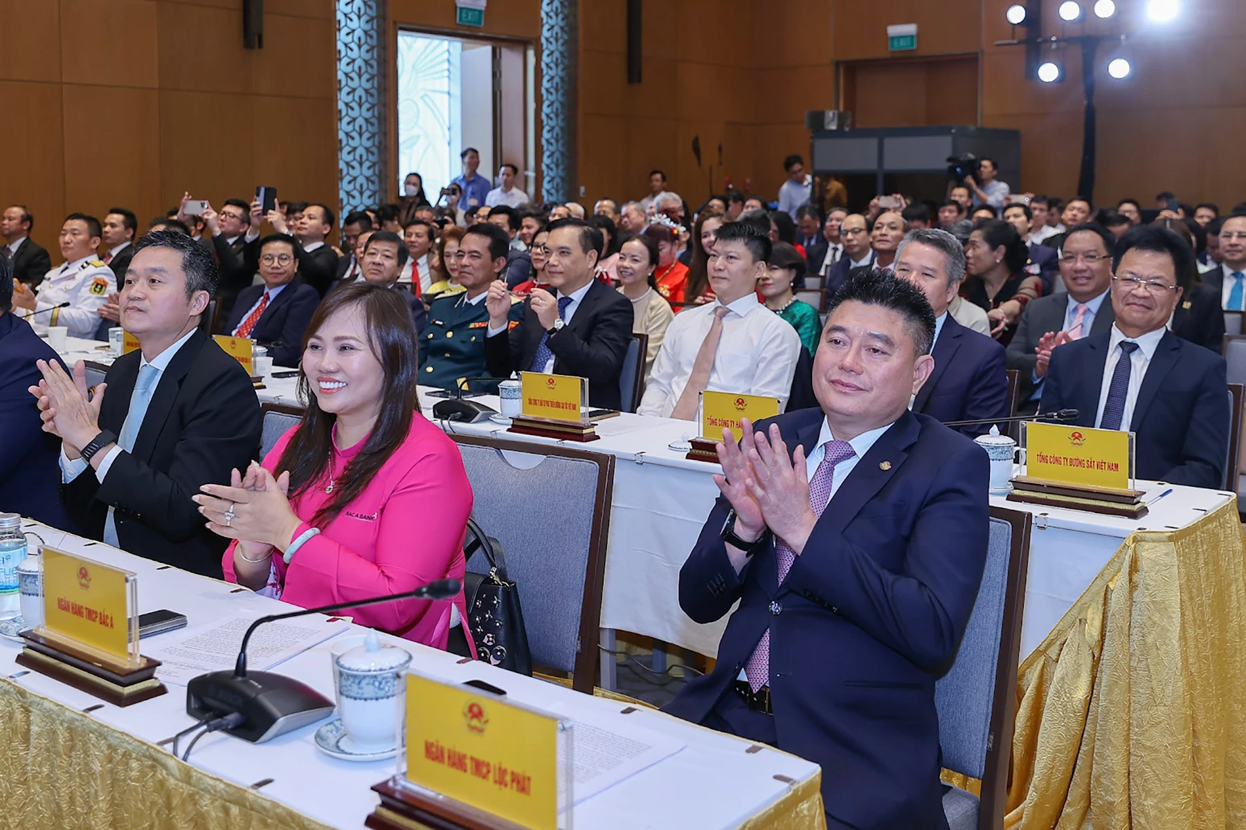 doanh-nghiep-tu-nhan-80-nam-rang-ro-non-song-doanh-nghiep-tu-nhan.jpg