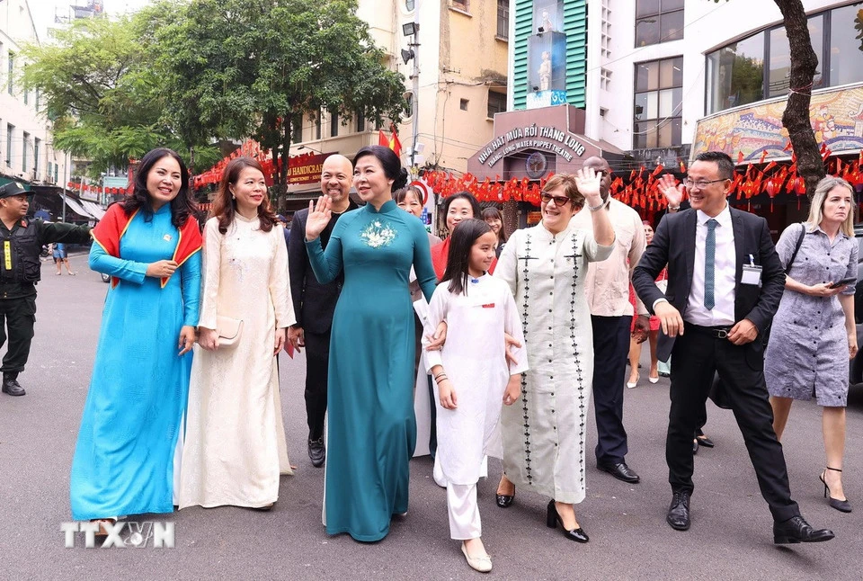 phu-nhan-ngo-phuong-ly-tai-ngo-phu-nhan-lis-cuesta-peraza-tai-ha-noi-3.jpg