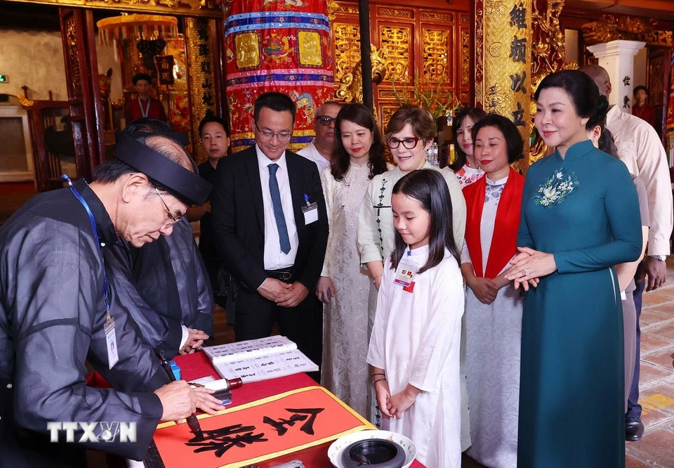 phu-nhan-ngo-phuong-ly-tai-ngo-phu-nhan-lis-cuesta-peraza-tai-ha-noi-7.jpg
