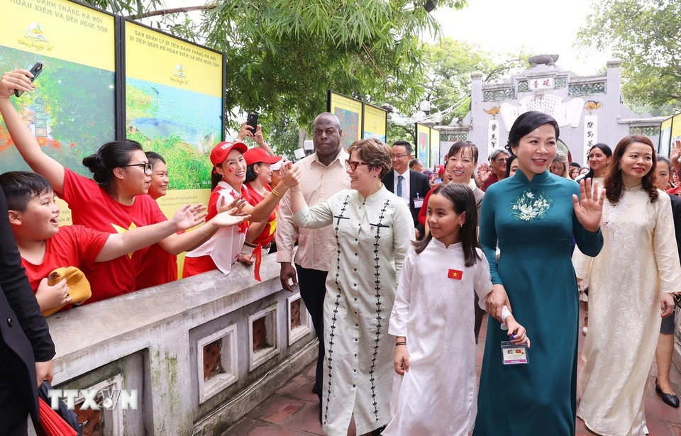 phu-nhan-ngo-phuong-ly-tai-ngo-phu-nhan-lis-cuesta-peraza-tai-ha-noi-9.jpg