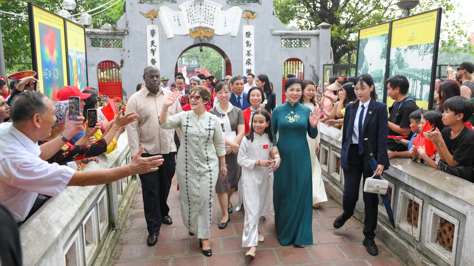 Phu nhân Ngô Phương Ly tái ngộ Phu nhân Lis Cuesta Peraza tại Hà Nội