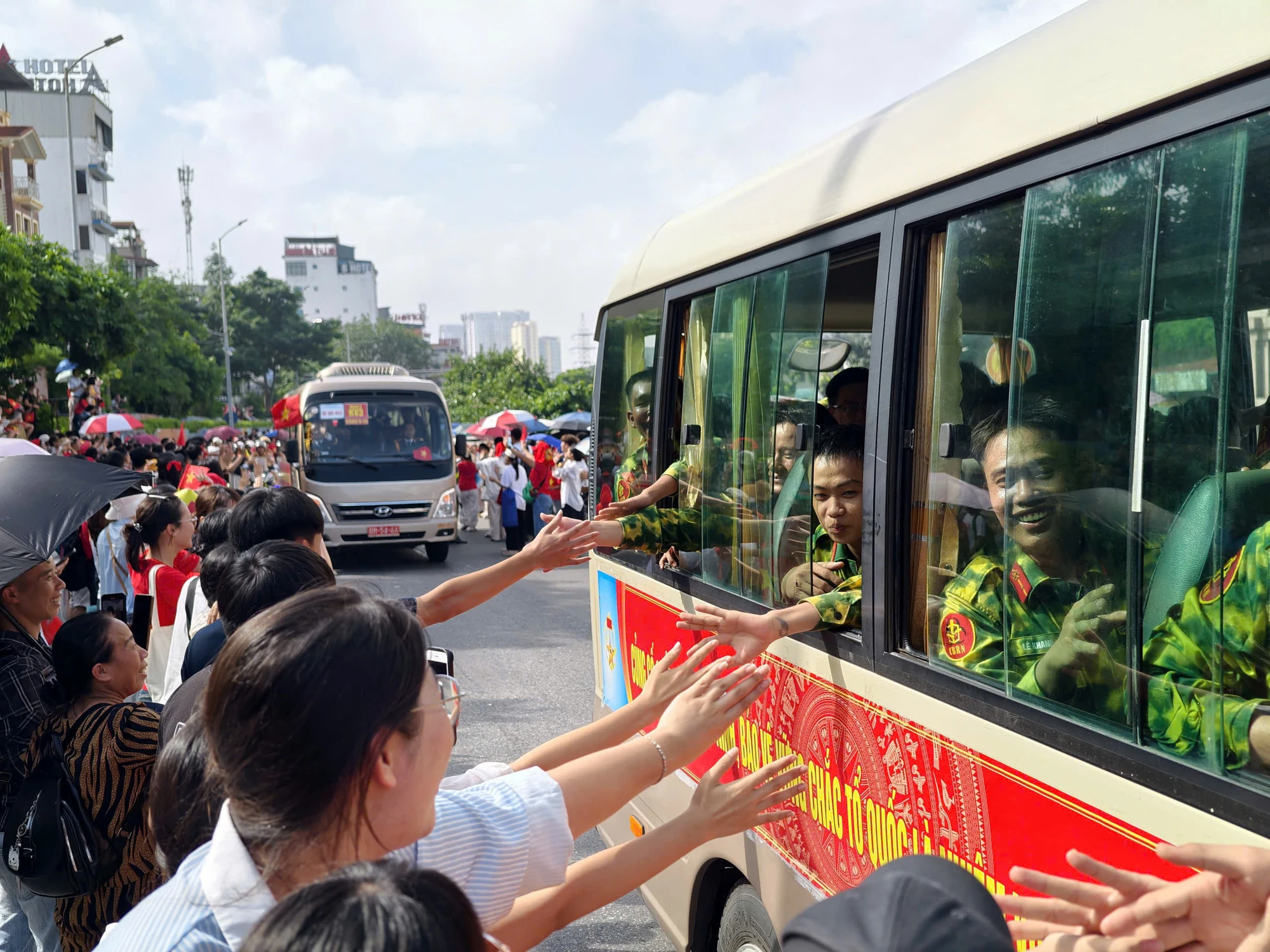 nhung-buoc-chan-manh-me-trong-trieu-trieu-vong-tay-nhan-dan-o-ngay-hoi-non-song-a80-2.jpg