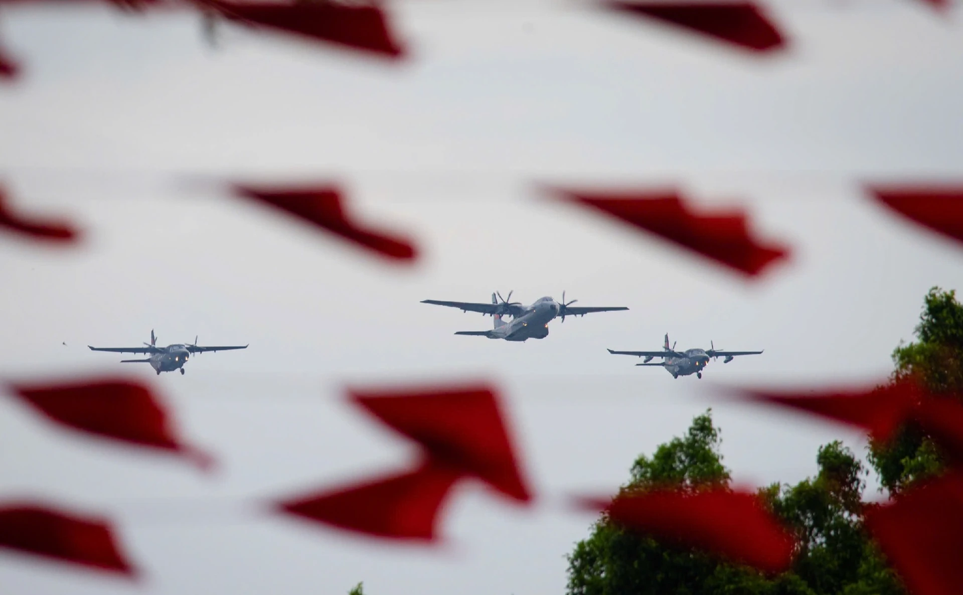 tiem-kich-su-30mk2-yak-130-chao-luon-tren-bau-troi-ba-dinh-ngay-quoc-khanh-vgp.png