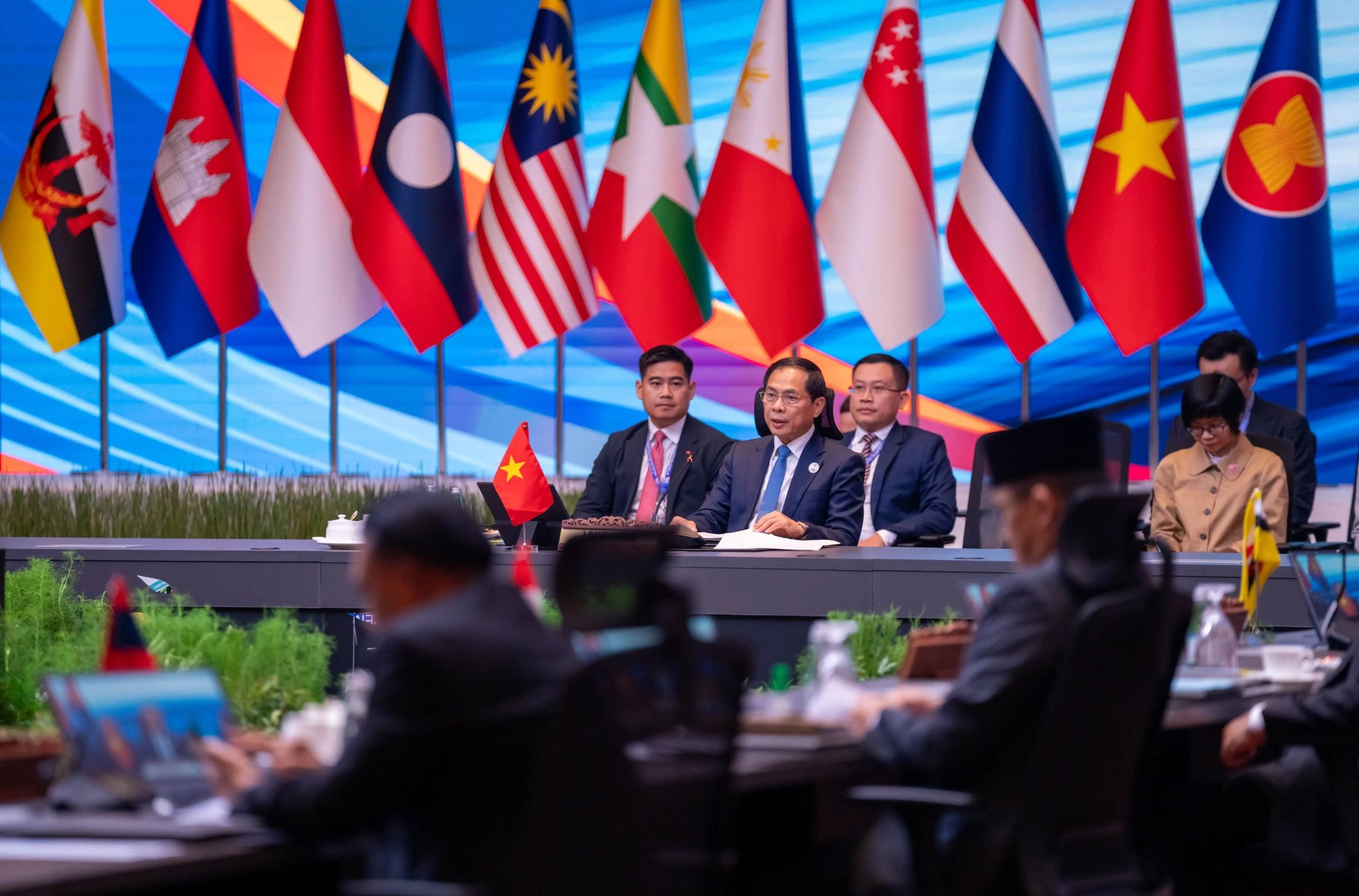 than-toc-trien-khai-bo-tu-tru-cot-bai-2-viet-nam-kien-tri-quan-diem-chon-le-phai-trong-hoi-nhap-quoc-te.jpg