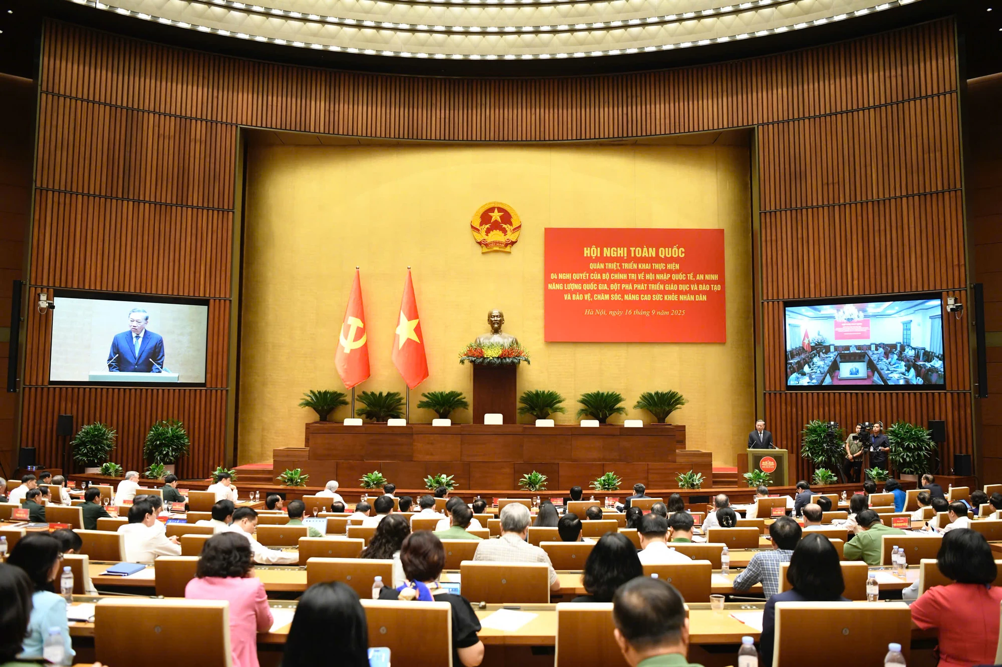 tong-bi-thu-goi-y-lap-vien-duong-lao-cham-soc-nguoi-gia-sang-don-di-chieu-dua-ve-1.jpg